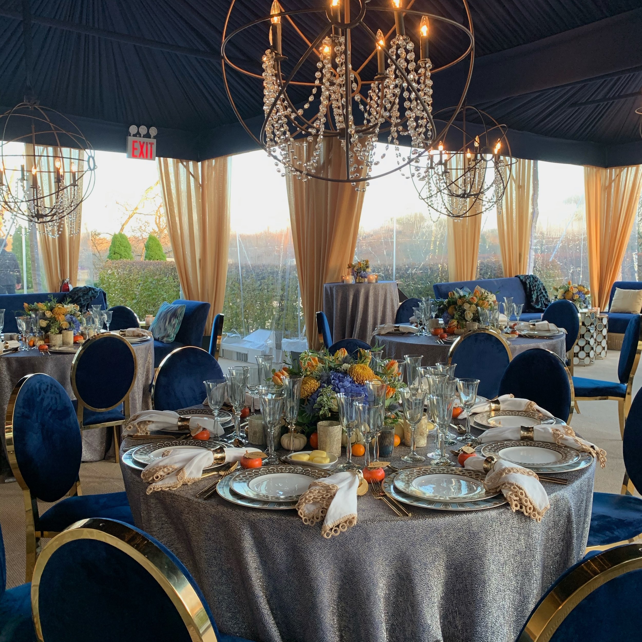 Sunday Blues 
&amp; a touch of Autumn for this dinner party at home 

Planning and design @cbealifestyle 
Tenting @starrtent 
Floral @spina 

#eventplanner #celebration #dinnerparty #weddingplanners