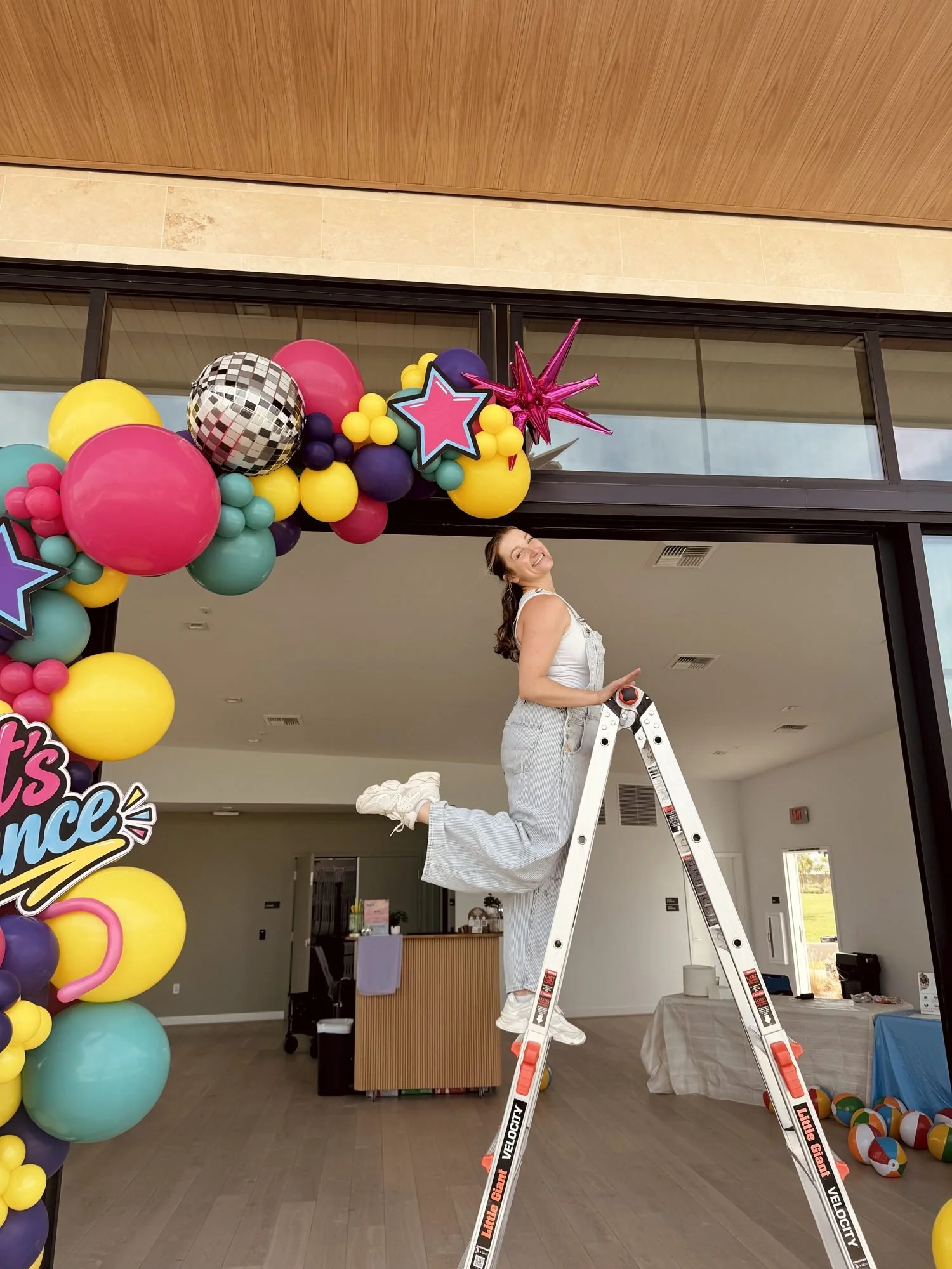 Nichole of Creative Road Co building a balloon arch