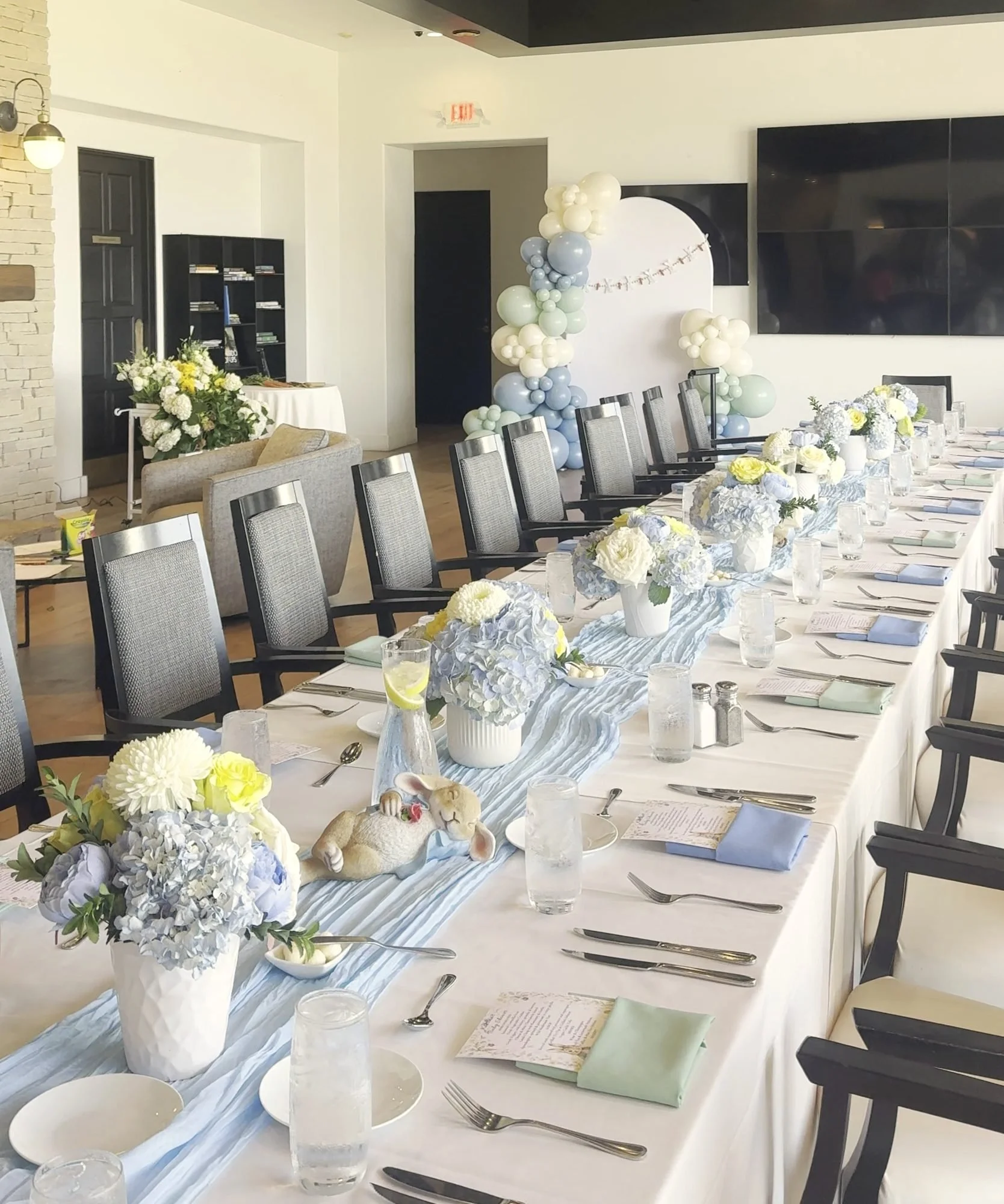 Long blue and white tablescape with hydrangea centerpieces