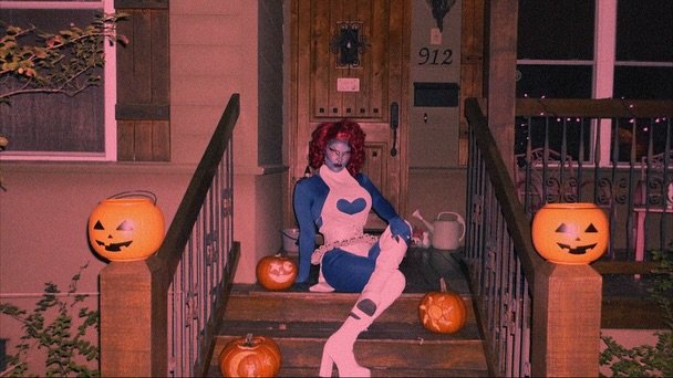 what's the matter baby, u don't think i look pretty like this?

in case the girls forgot shes a drag queen too