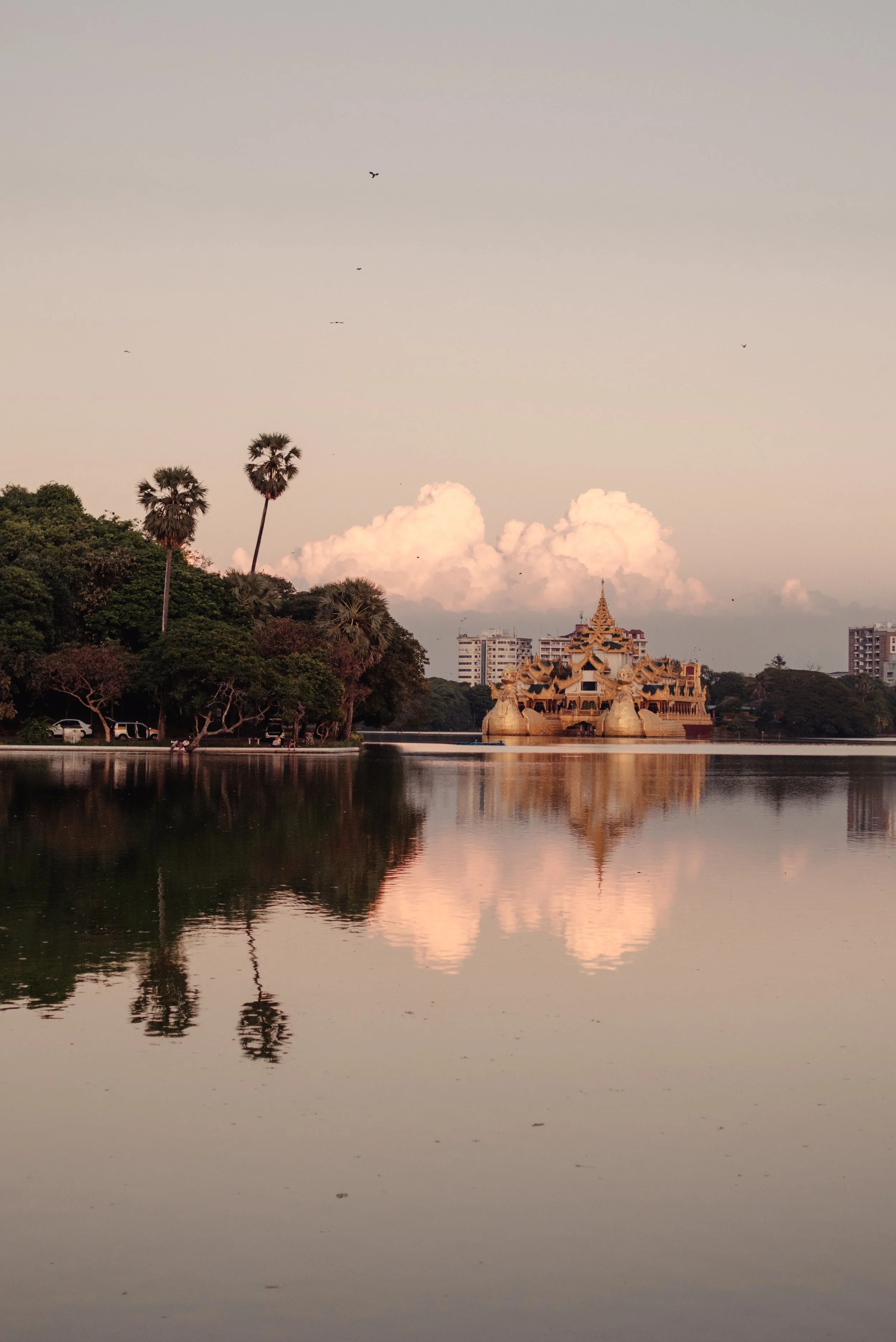 Shwedagon (51 of 68).jpg