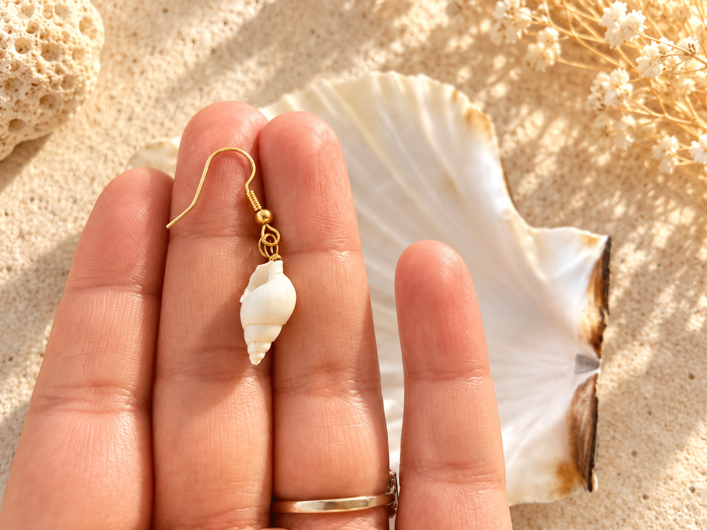 Elua Seashell Earrings 2.png