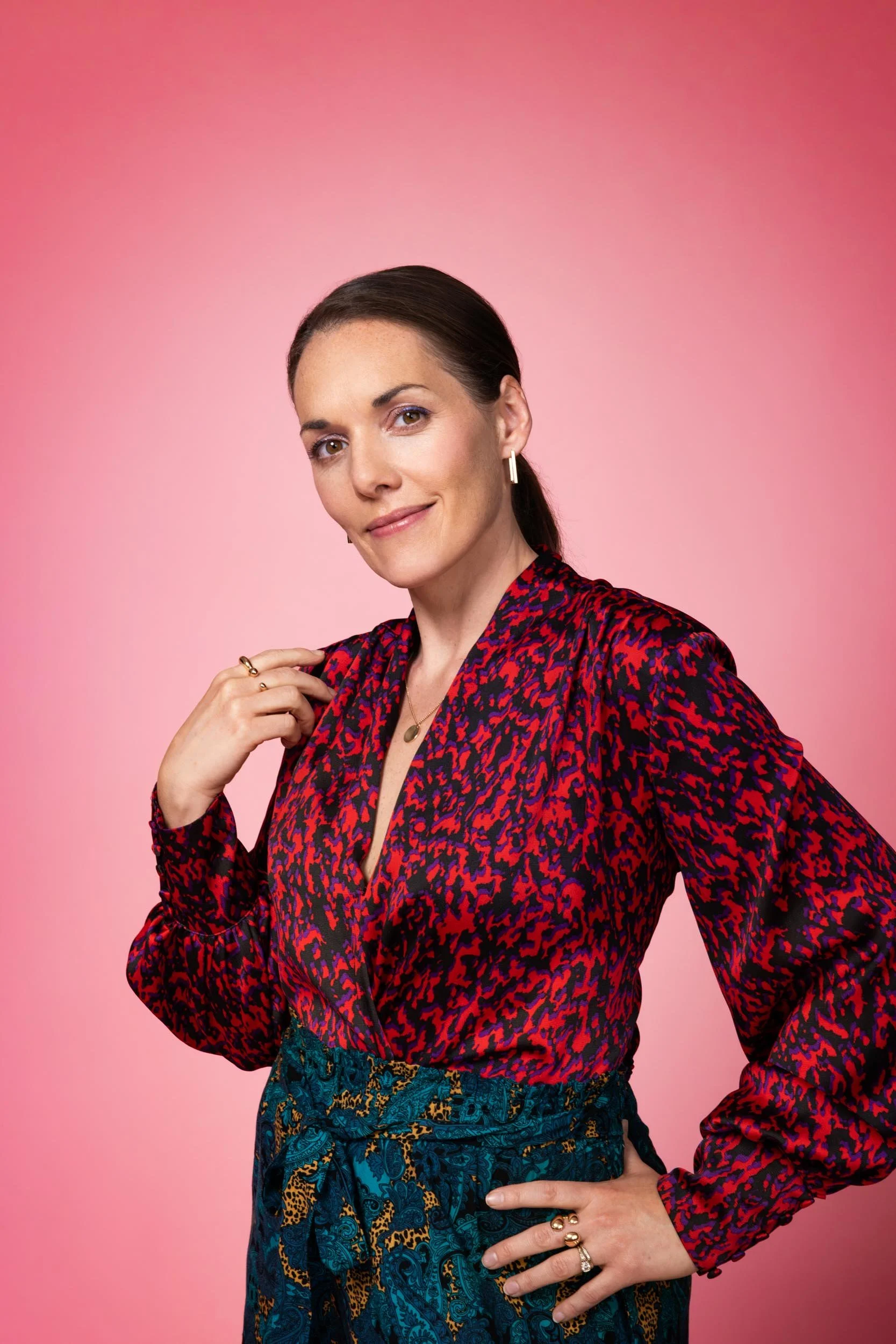 Maria Finkelmeier from waist up on a pink background