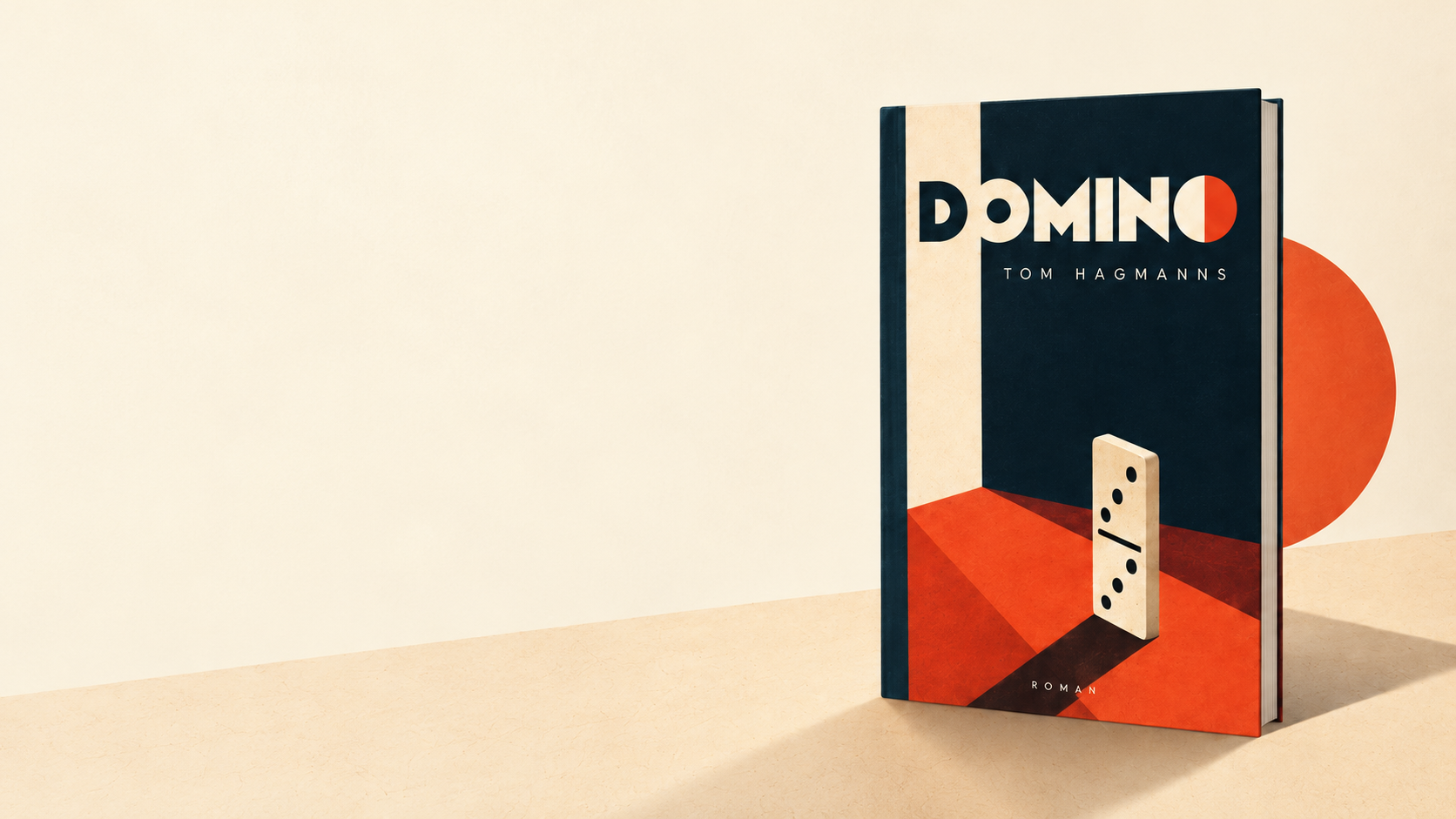 Ein Buch mit dem Titel "DOMINO" von Tom Hagmanns, auf einem beige farbenen Hintergrund, mit einem dominospielenden Domino-Steinen auf dem Cover.