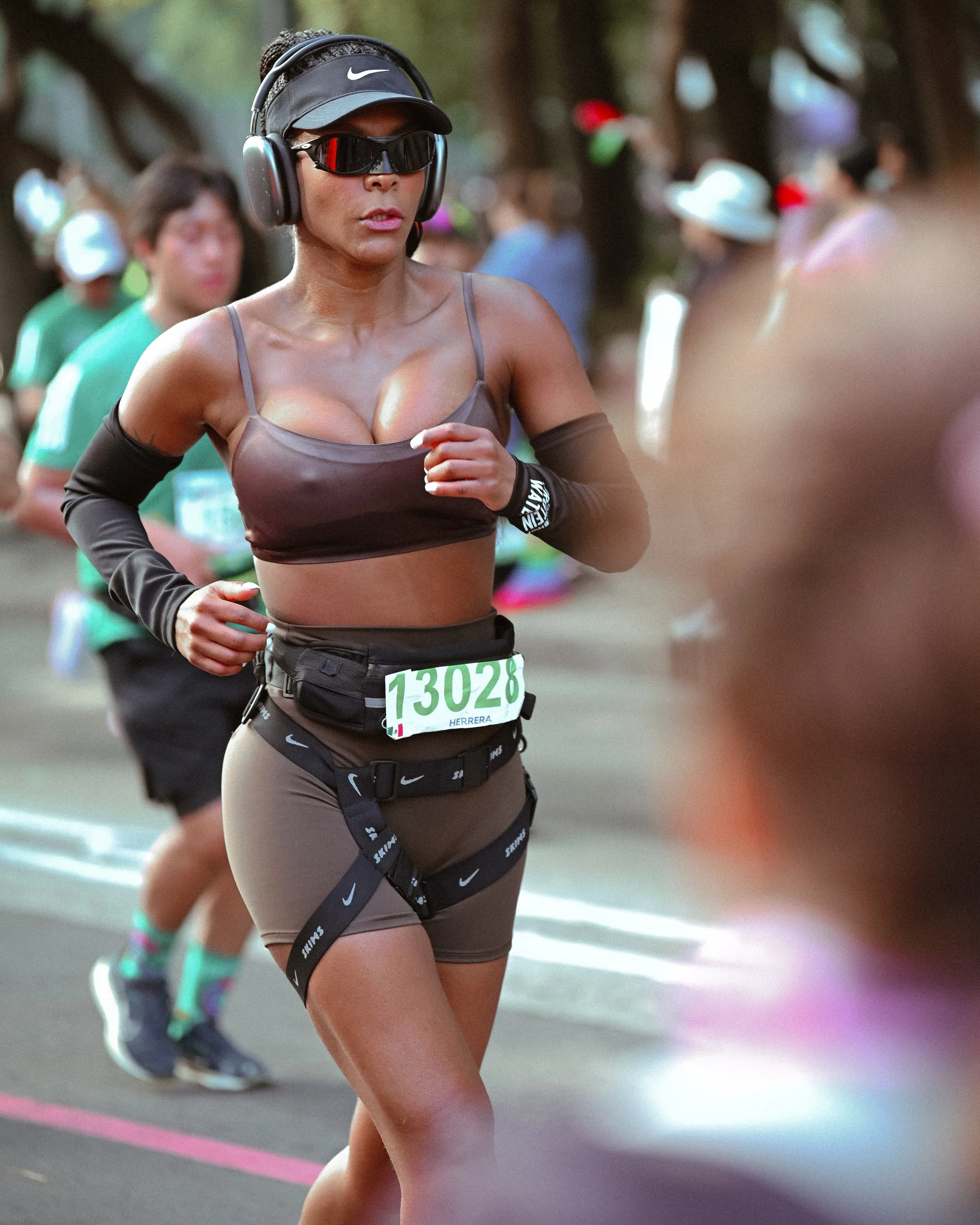 Corredora con visera negra y lentes oscuros durante la competencia.