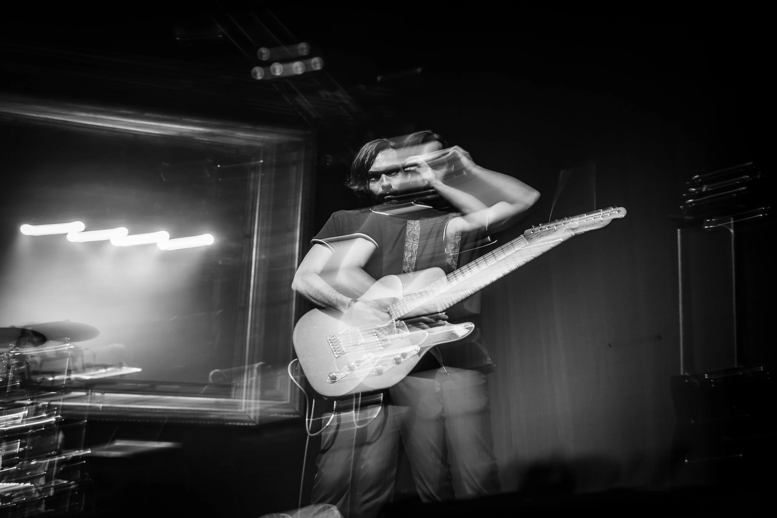 Guitarrista con efecto de movimiento, en blanco y negro.