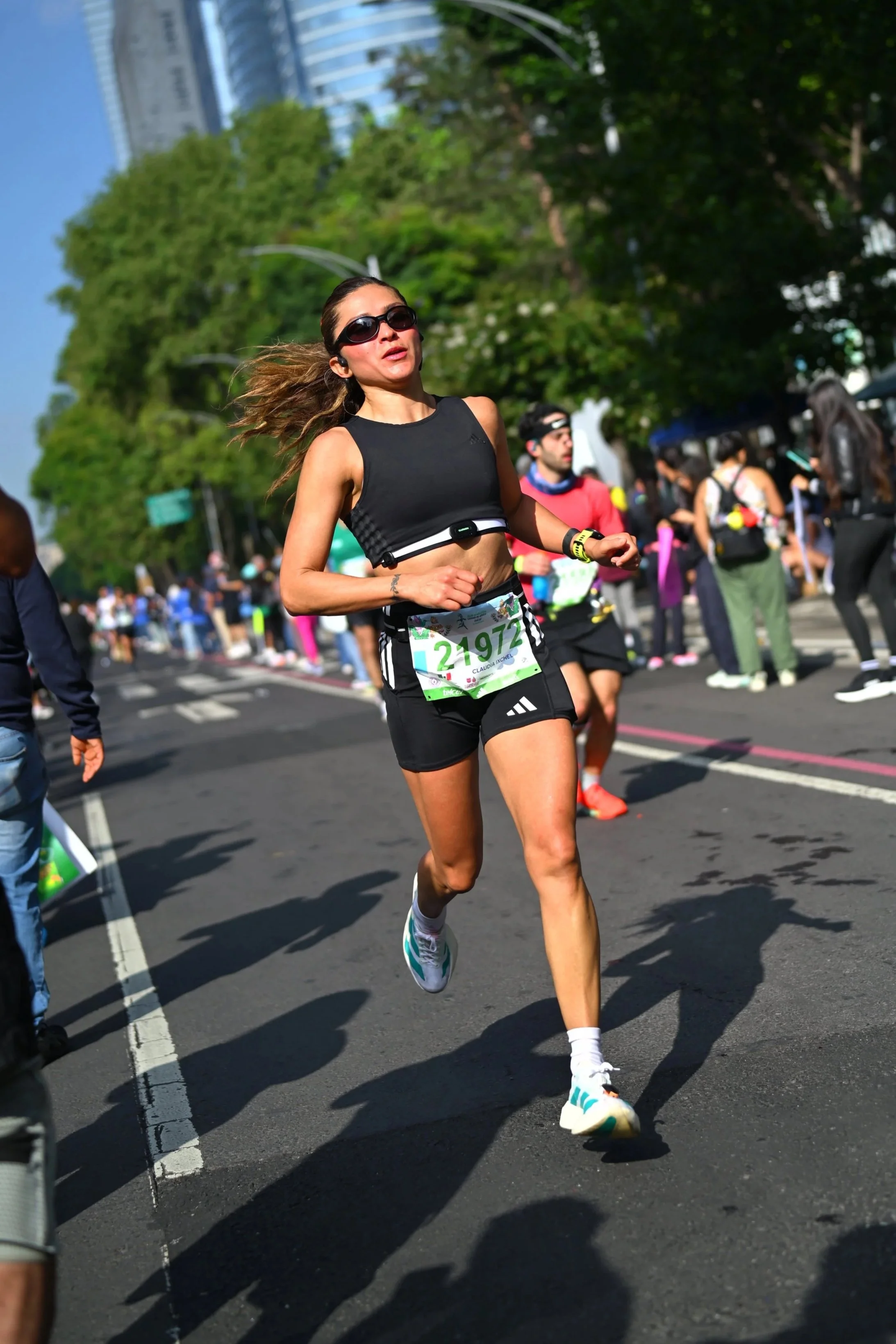 Corredora participando en una carrera en la ciudad.