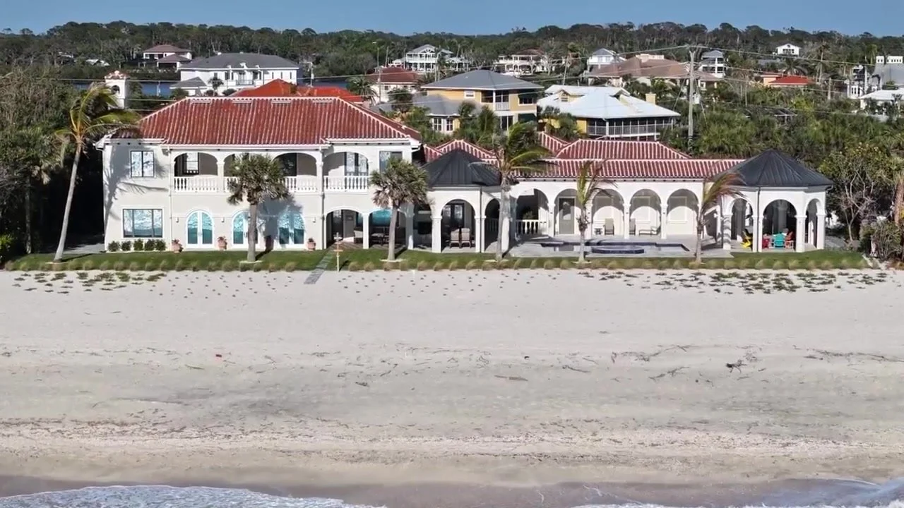 Casas frente al mar con techo de teja Verea