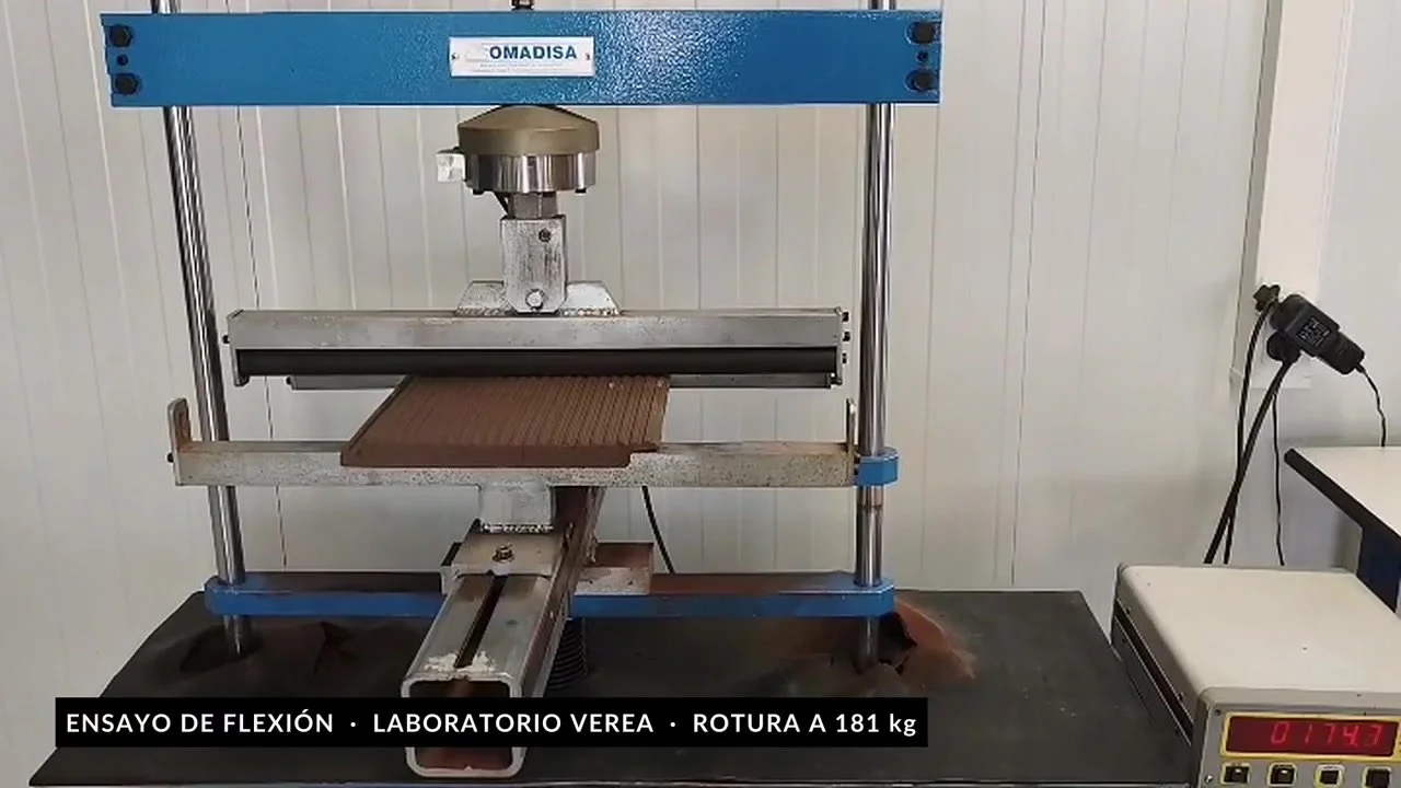 Ensayo de flexión en el laboratorio de Verea