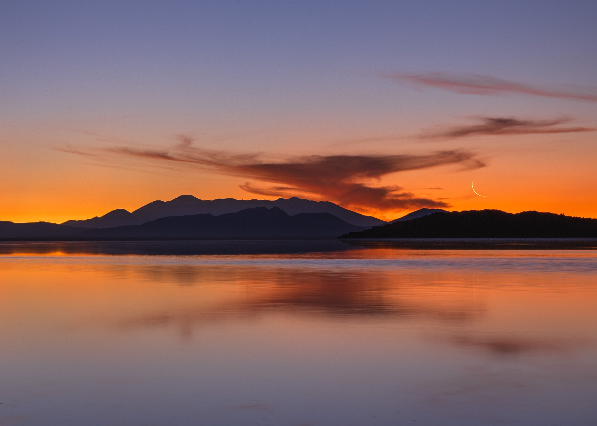 Moonset Salar Uyuni.jpg