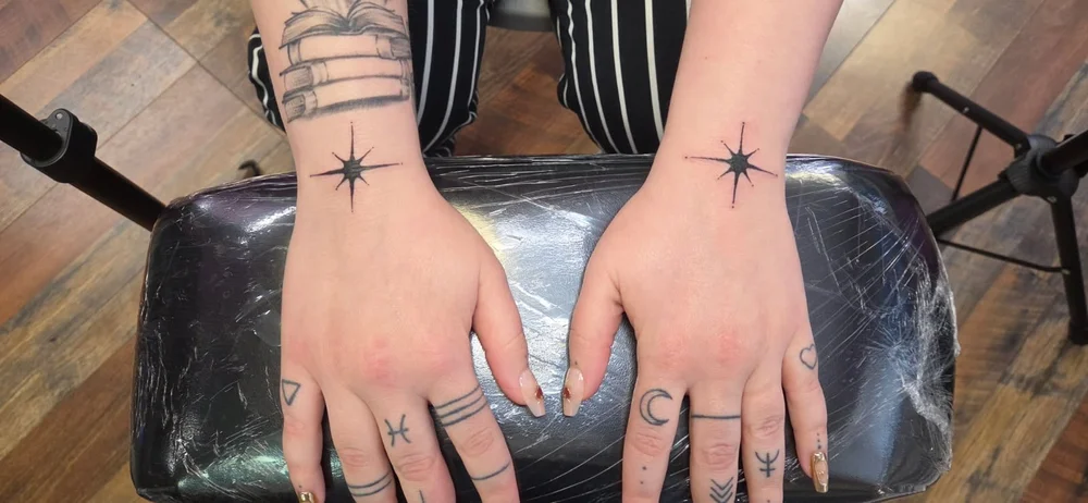 Matching hand details by Cherae