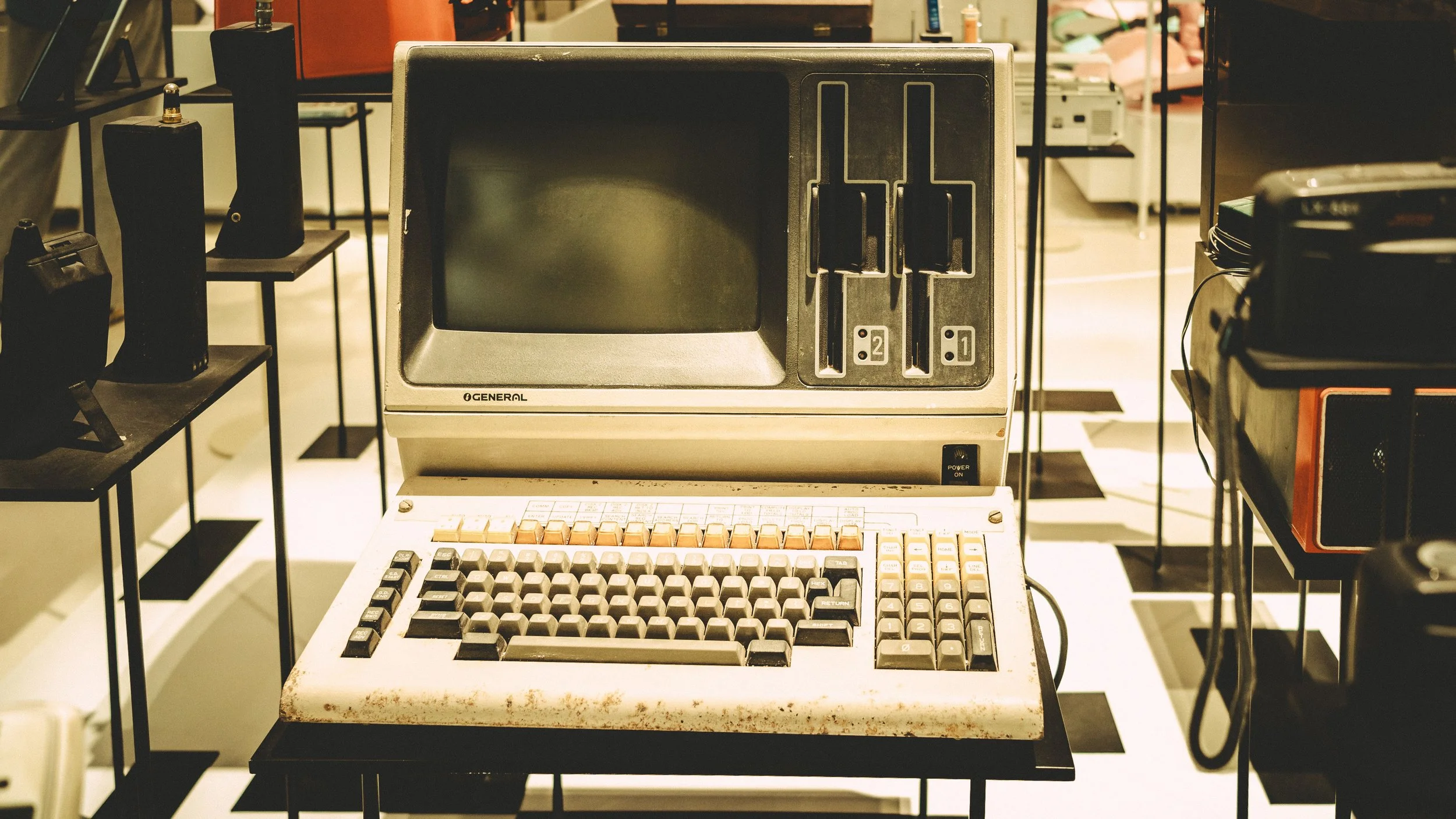 Retro desktop computer and keyboard in a creative workspace, reflecting the evolution of technology and digital design.