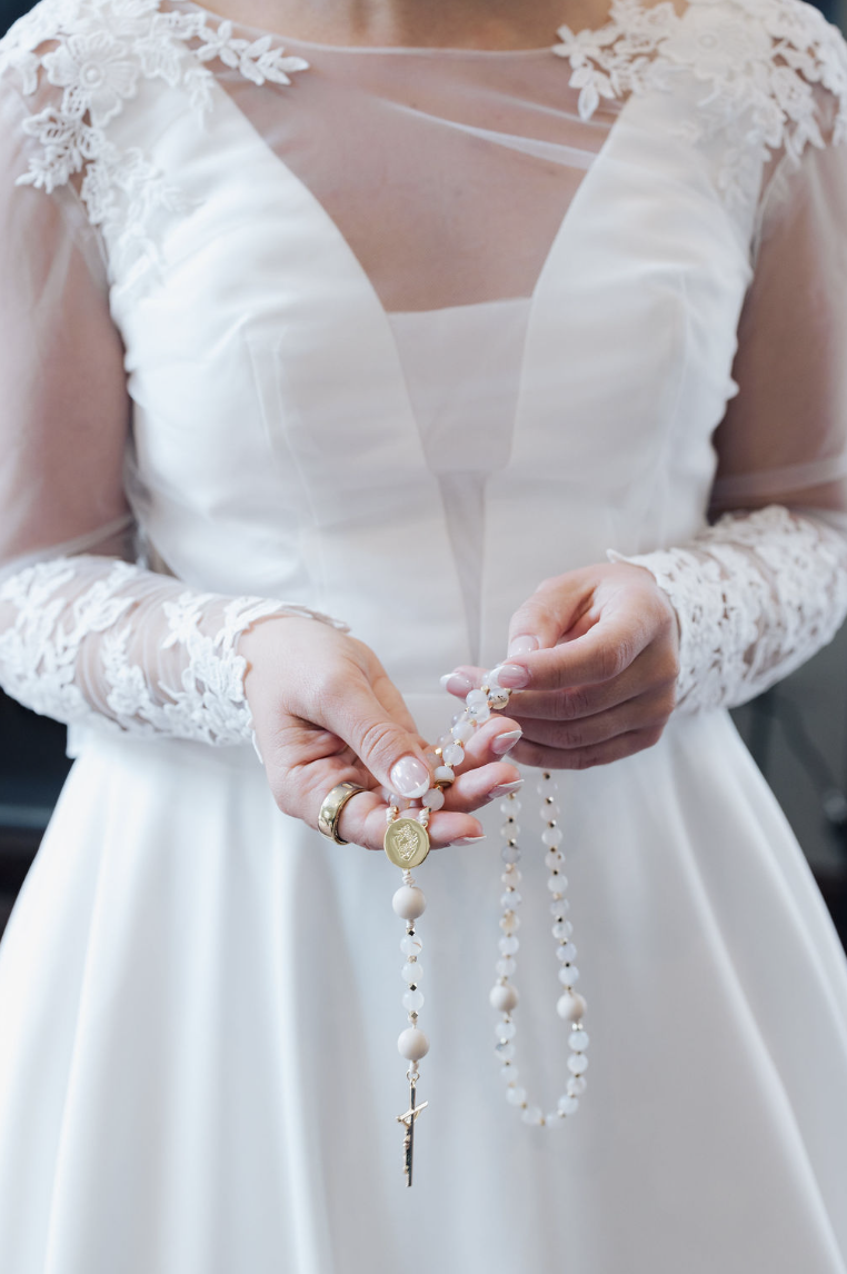 Bride Tabitha praying her rosary.