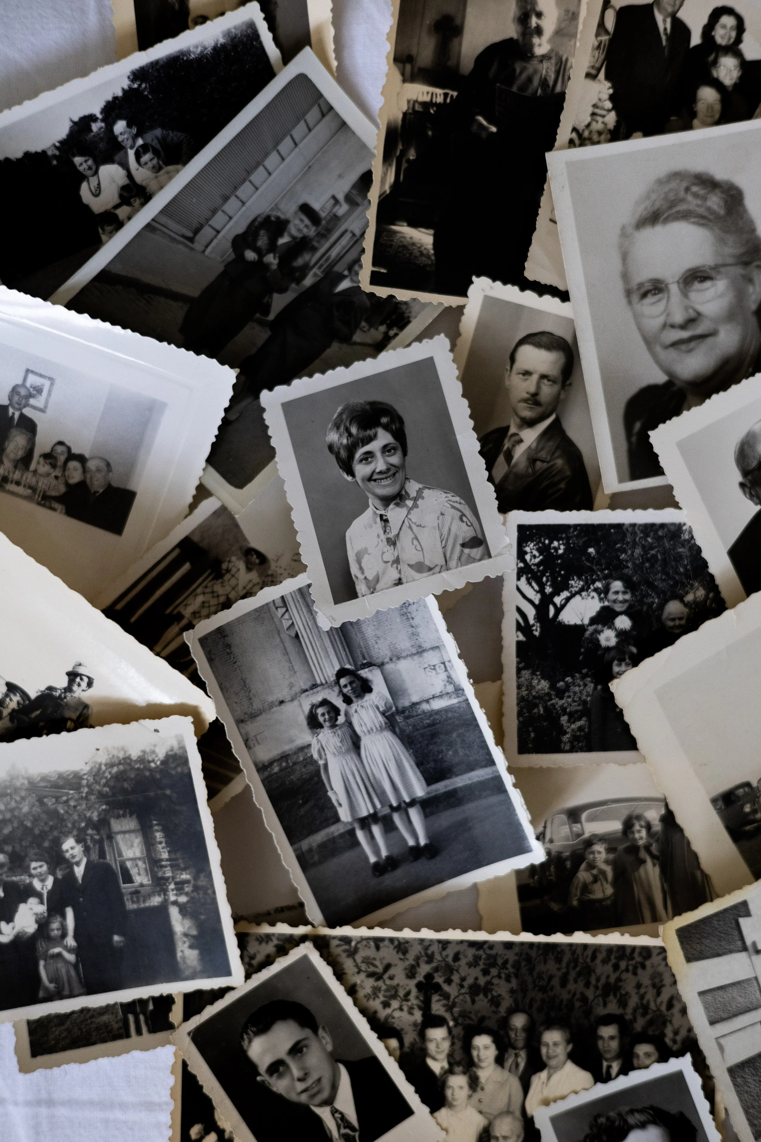 Photographies anciennes de plusieurs générations d’une même famille, évoquant l’arbre généalogique, la mémoire familiale et les transmissions transgénérationnelles en psychogénéalogie et kinésiologie.