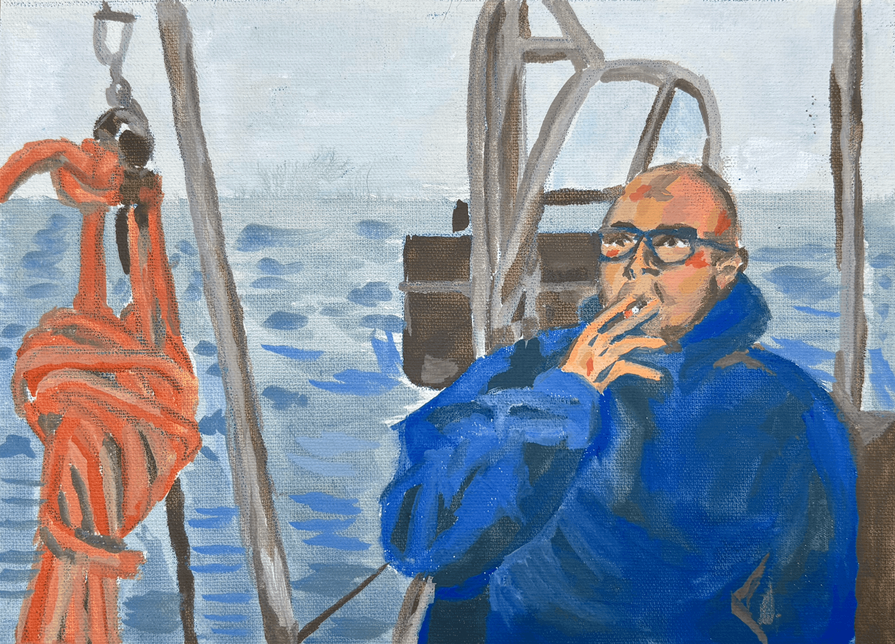 Retrato de um homem de óculos, barba e cabeça raspada, vestindo casaco azul, sentado em uma embarcação no mar, com uma corda laranja ao lado.