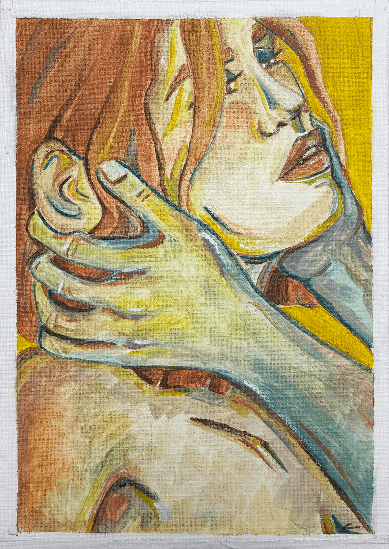 Retrato artístico de uma mulher com cabelo castanho-avermelhado, tocando o rosto com uma das mãos, com fundo amarelo.