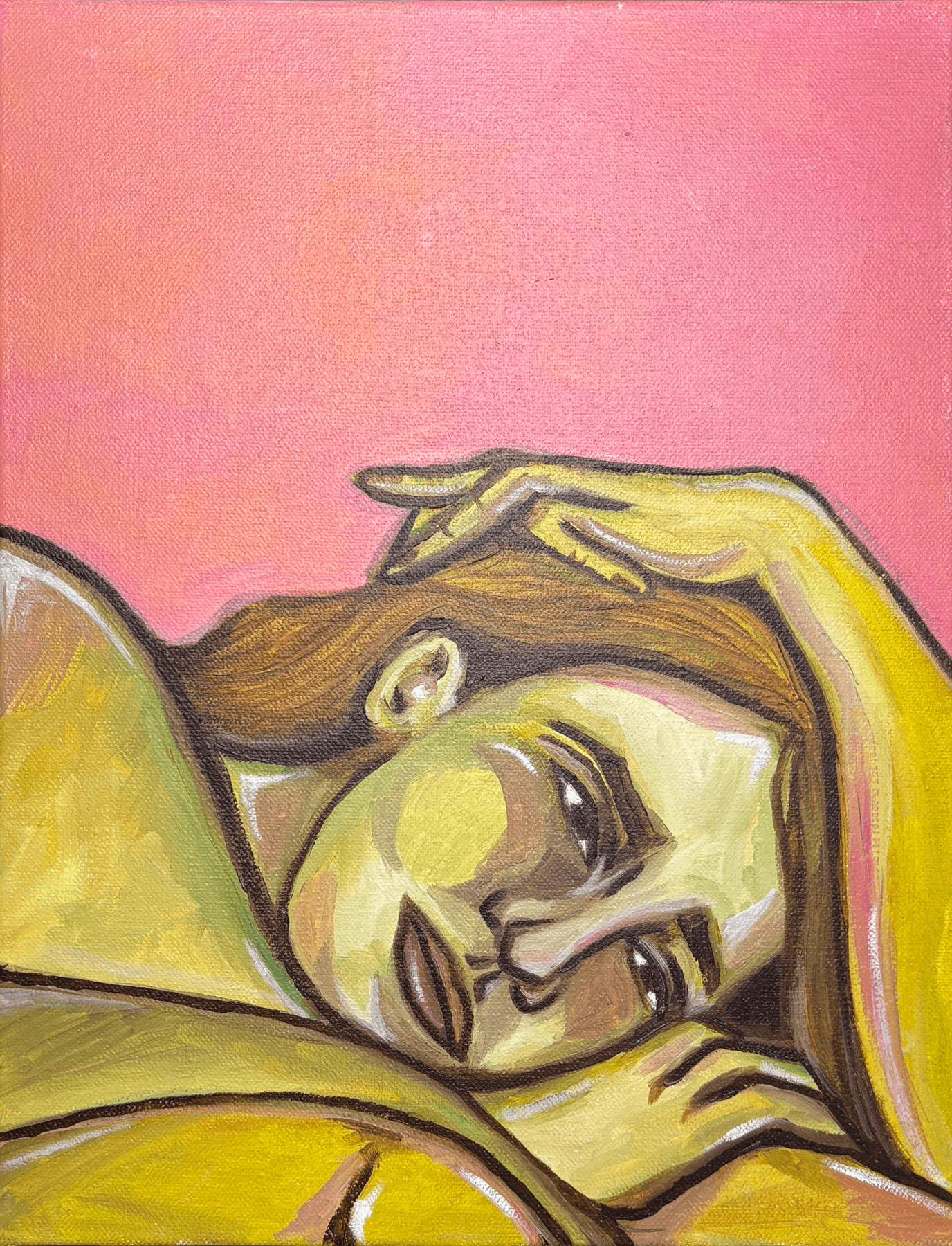 Retrato artístico de uma mulher com cabelos castanhos, rosto sério e expressão contemplativa, usando roupas amarelas, com fundo rosa
