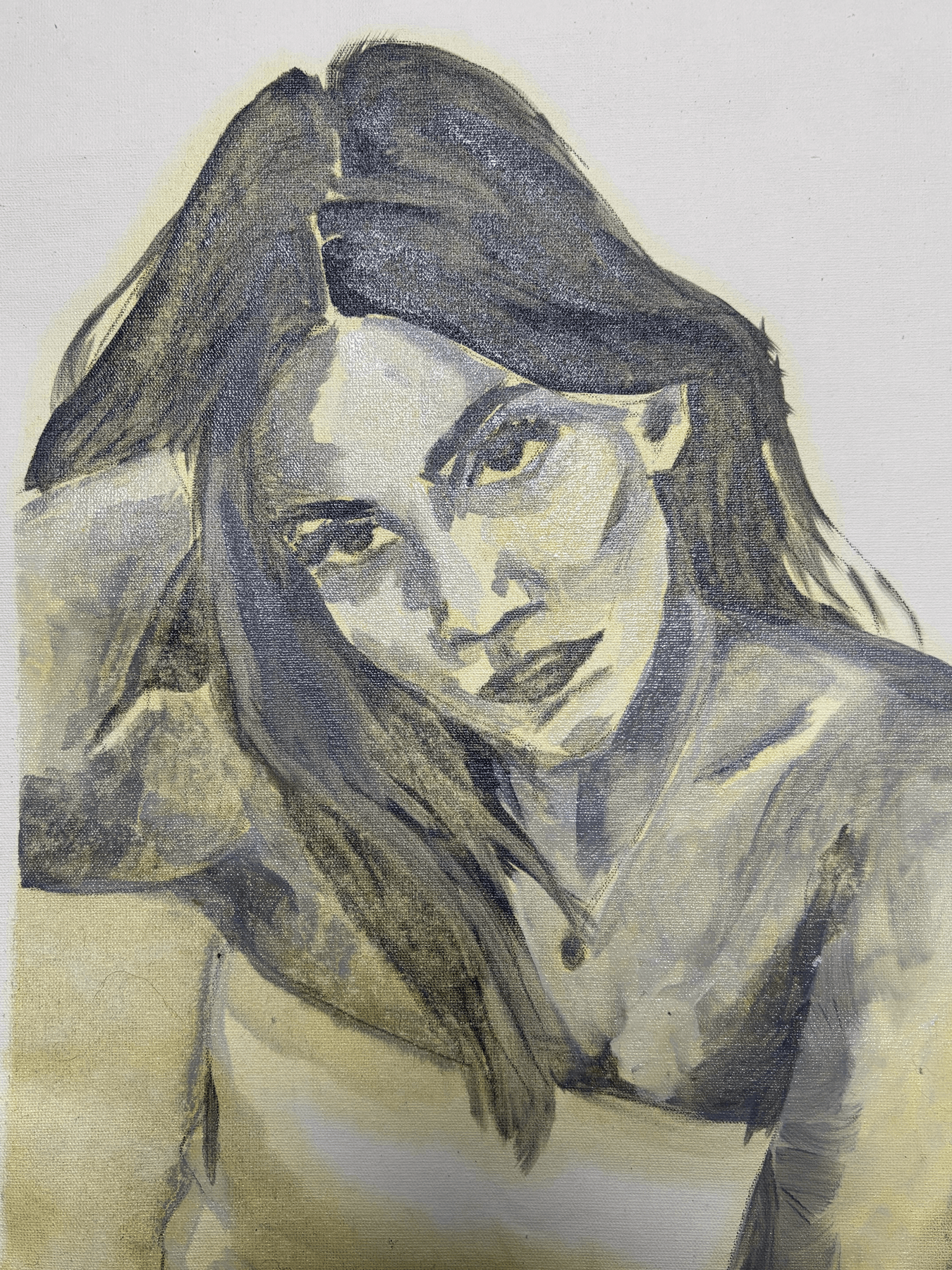 Desenho de uma mulher de cabelo comprido e olhos marcantes, feita em tons de preto, branco e cinza, com estilo artístico
