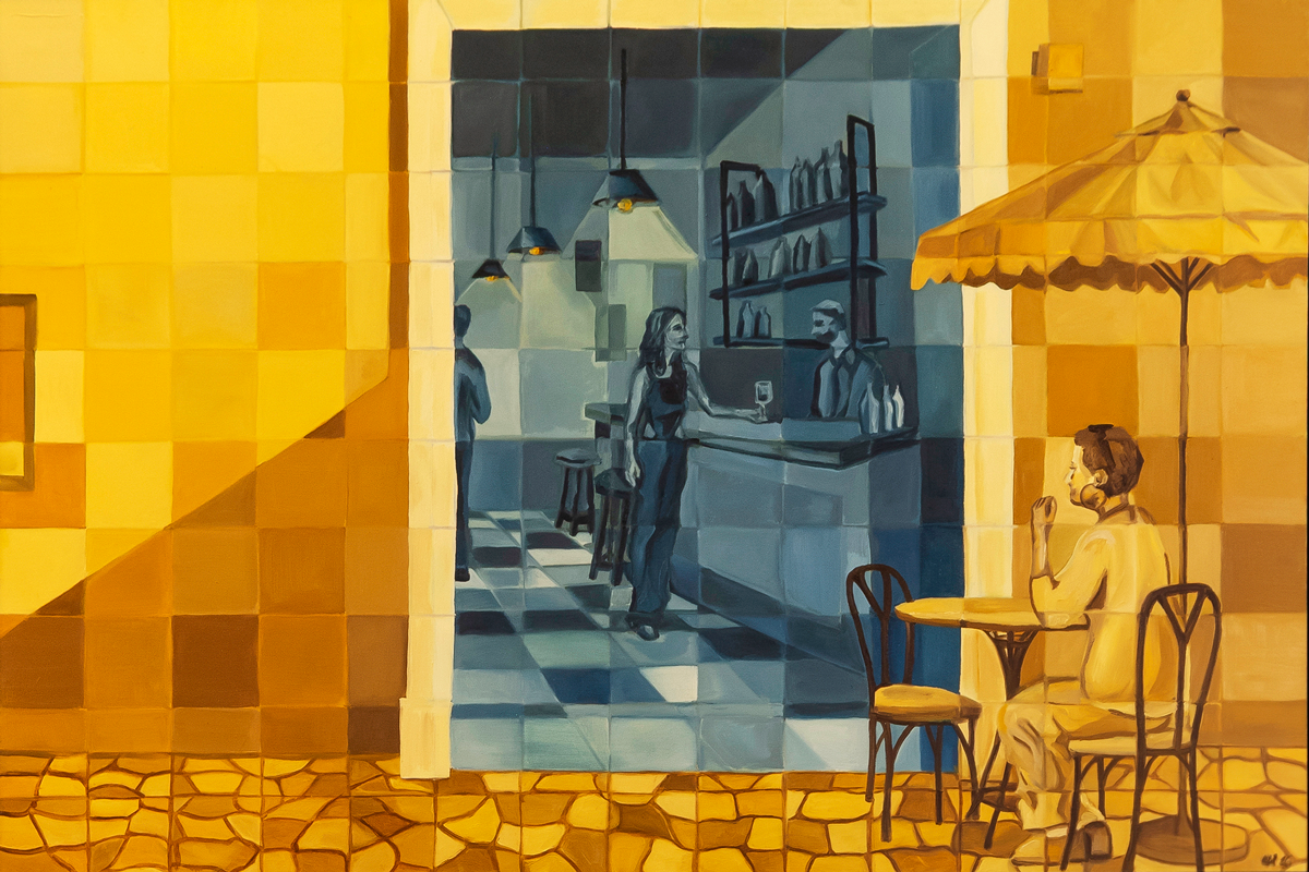 Mural de azulejos que representa uma cena de um café ao ar livre, com uma pessoa sentada sob guarda-sol tomando café, enquanto no interior de um restaurante há uma mulher ordenando na mesa/bar, e um homem na mesa com uma máscara facial.