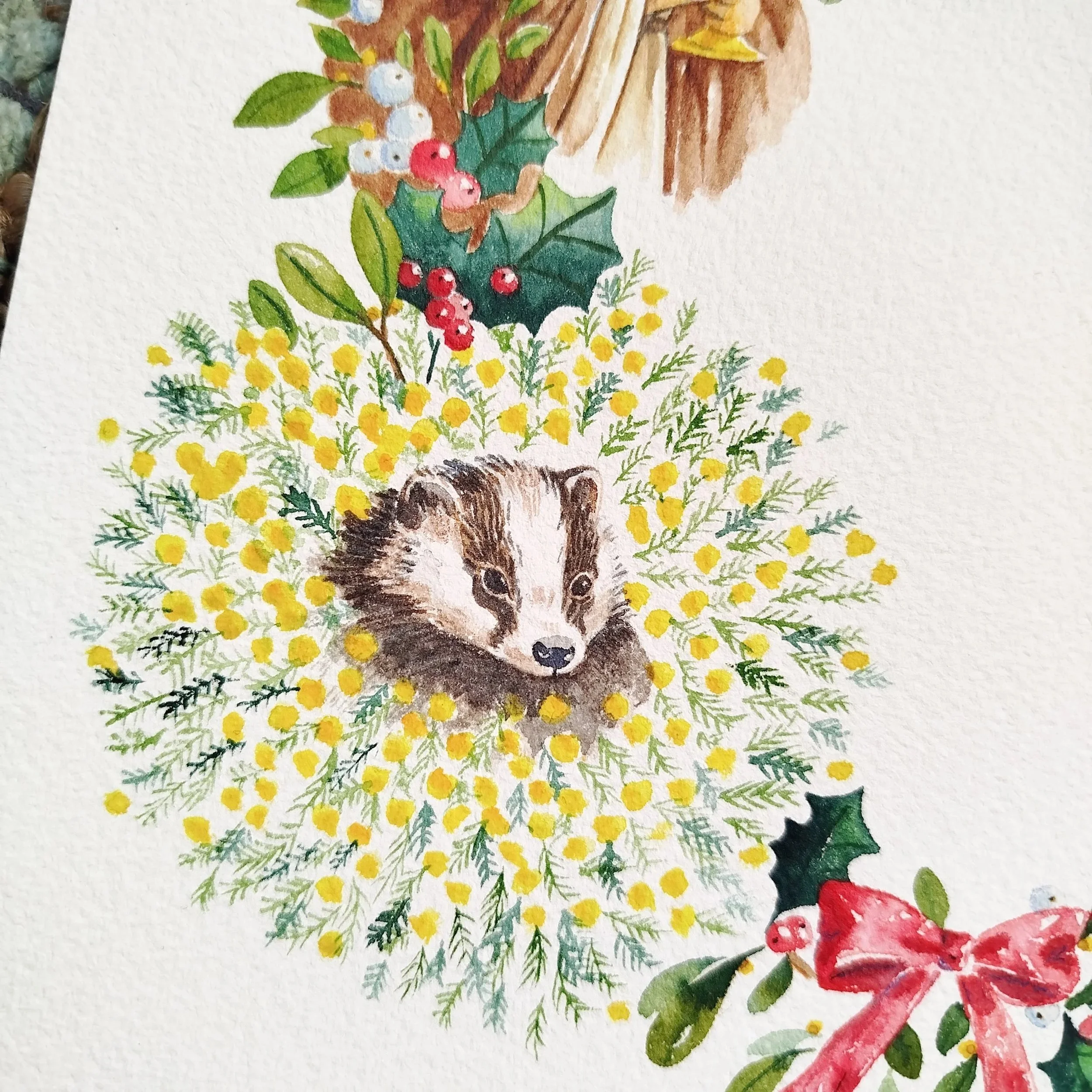 Illustration à l’aquarelle d’un écureuil entouré de fleurs jaunes, de feuillage, de houx et de baies rouges.