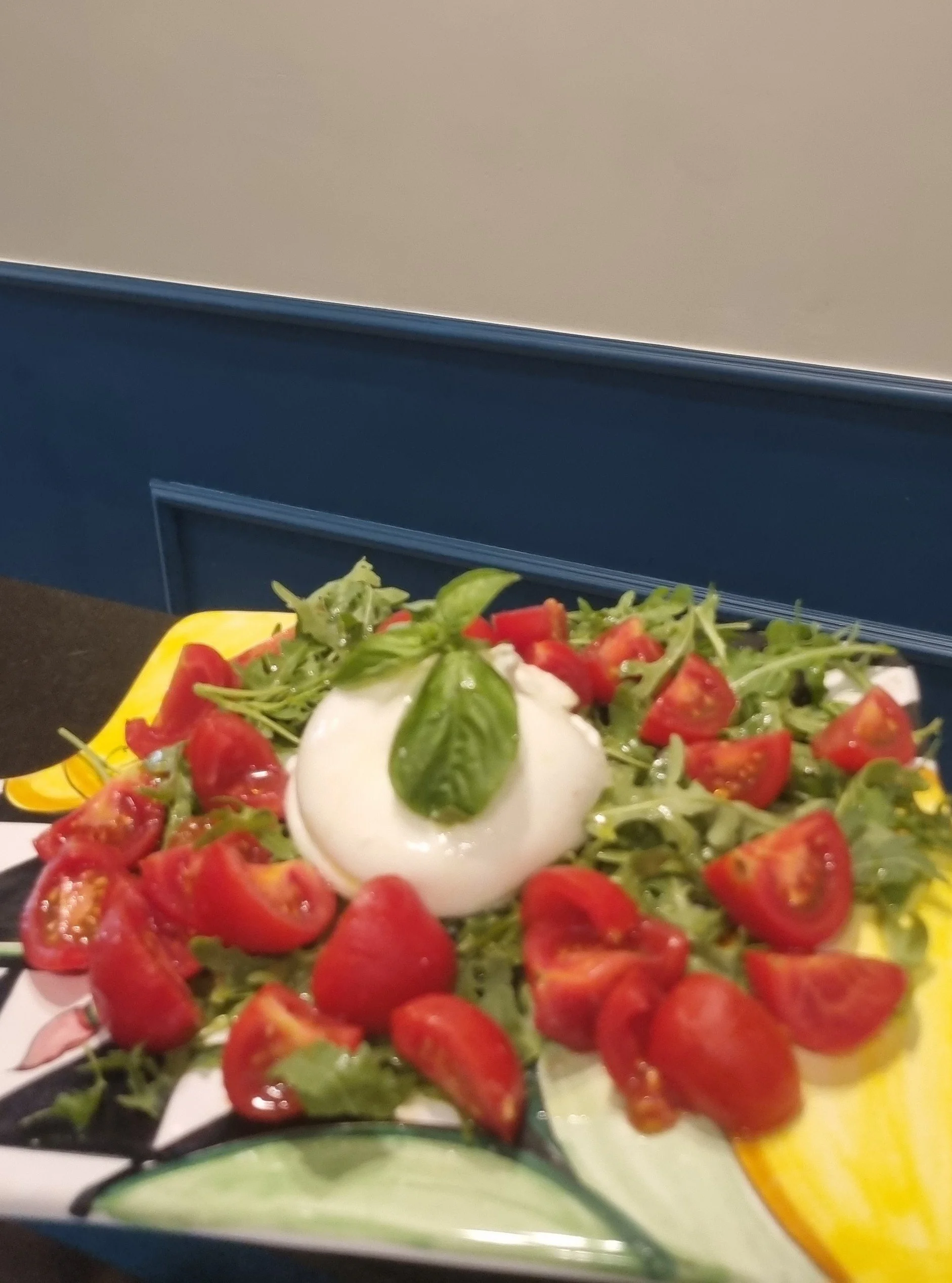 Insalata mista con pomodorini, lattuga, mozzarella, basilico, olive nere e cetrioli