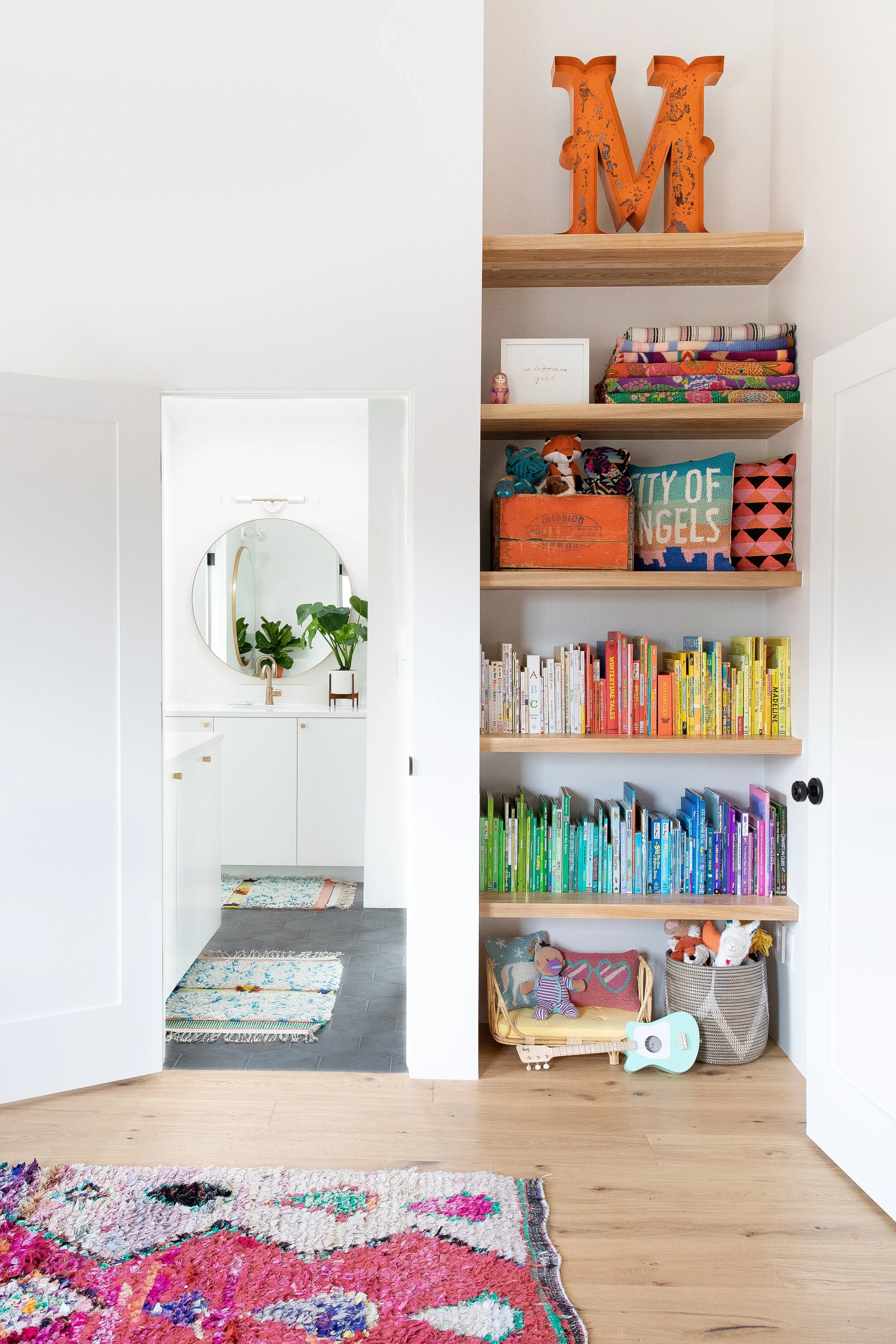 Children’s play area with open shelves and colorful books.