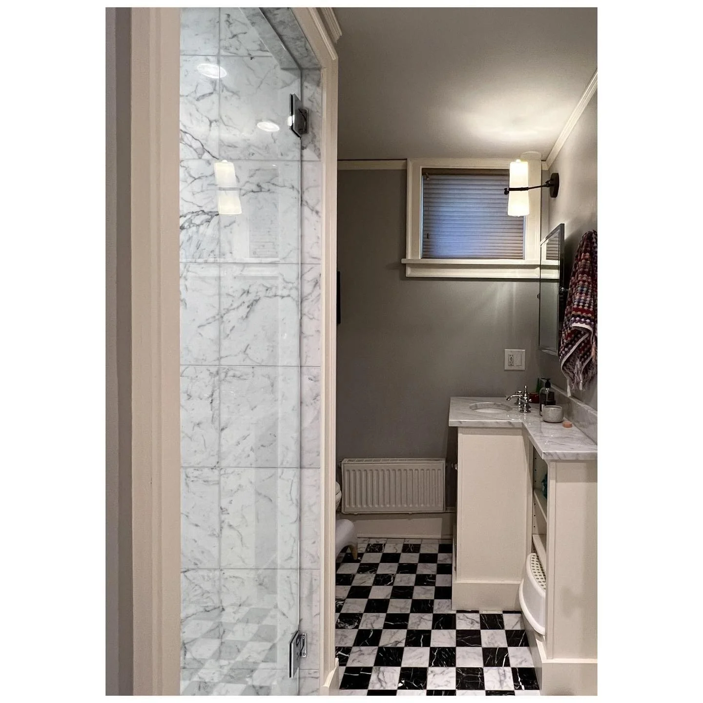 Original plain bathroom with black-and-white checked floor tiles