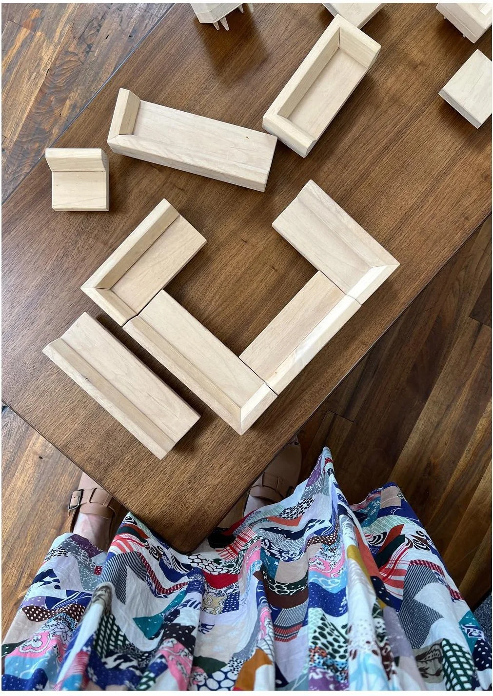 Small angular wood sample forms arranged on a wood surface