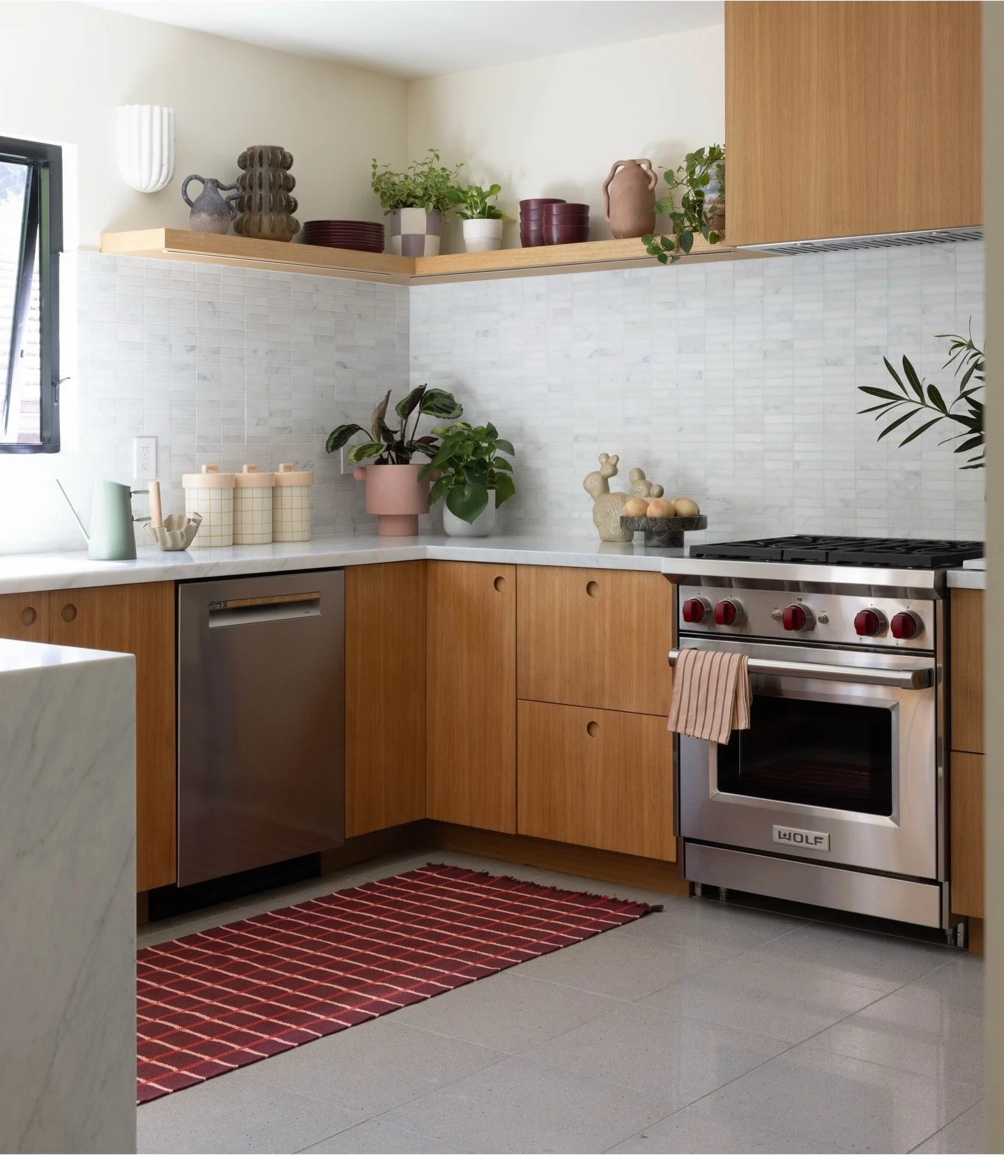 Renovated oak kitchen with white backsplash and red runner