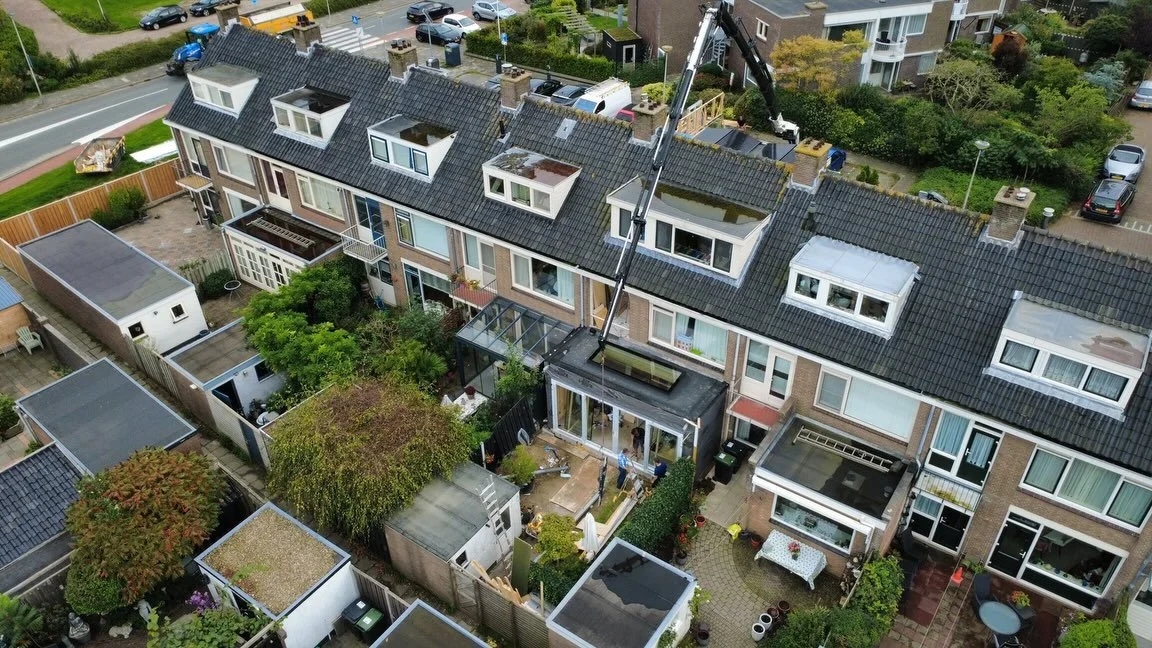 Vandaag hebben we een groot dakraam en een schuifpui van ruim 5 meter geplaatst. Het triple glas maakte dat erg zwaar dus de kraan kwam goed van pas. #hijskraan #dakraam #reynaers @premium_dakramen @toeleveringonline