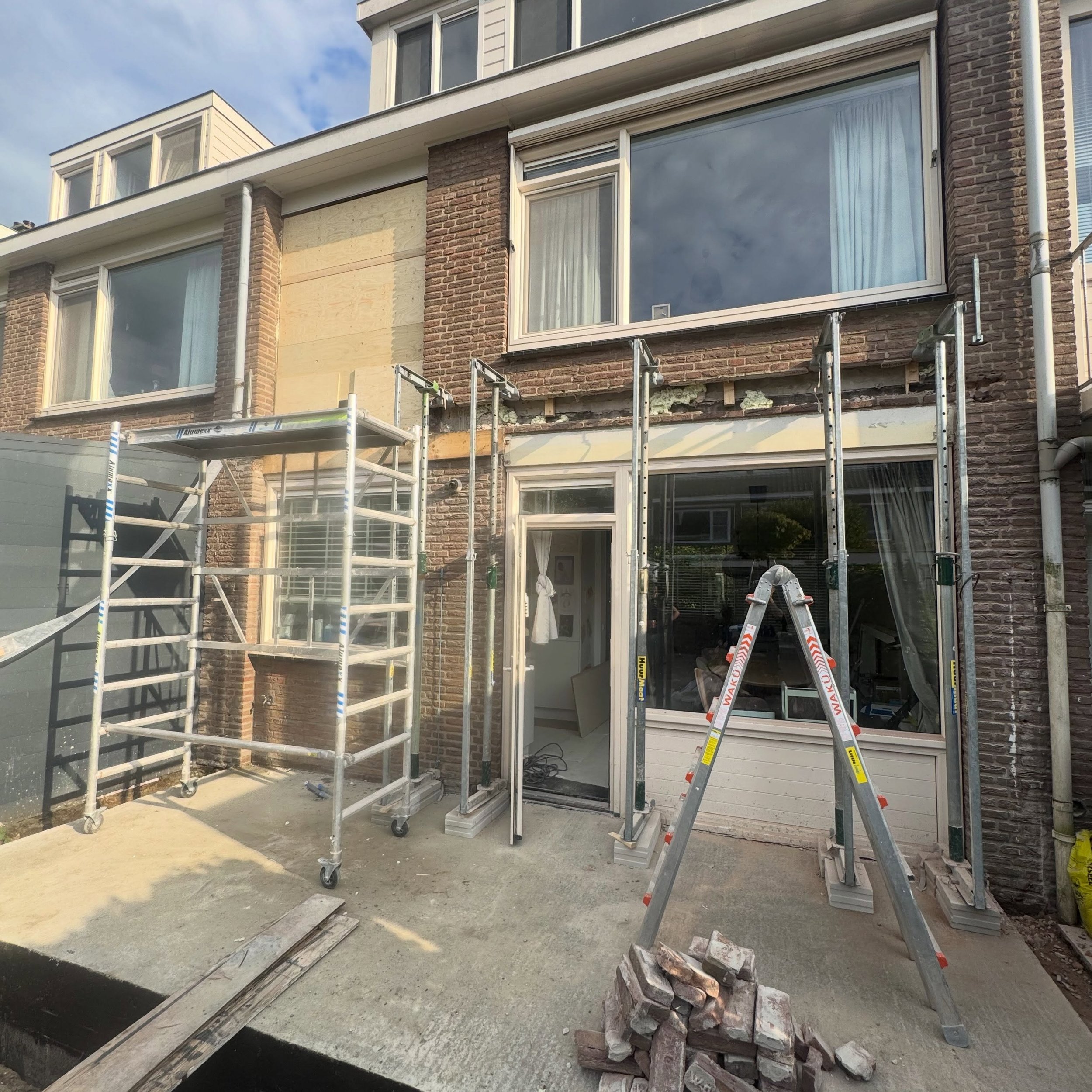 We halen een aantal lagen metselwerk weg en vervangen die voor ython blokken. Dat zorgt er voor dat de kou van de gevel niet direct in aanraking komt met de isolatie. Je onderbreekt hiermee een koudebrug en voorkomt condens vorming.
Op de ython is di