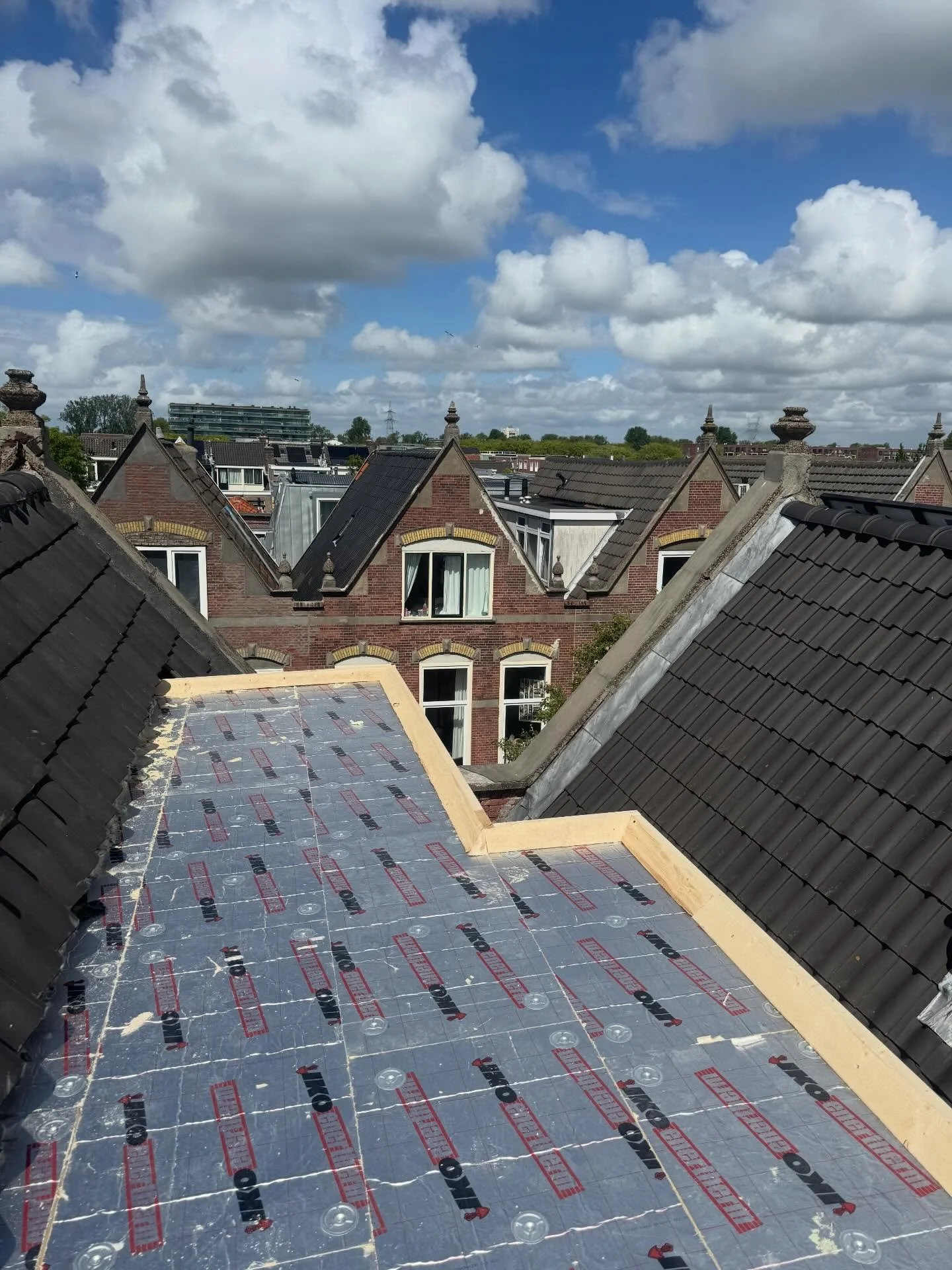 We maken hier twee dakkapellen in het werk. Gelukkig zijn we weer waterdicht.