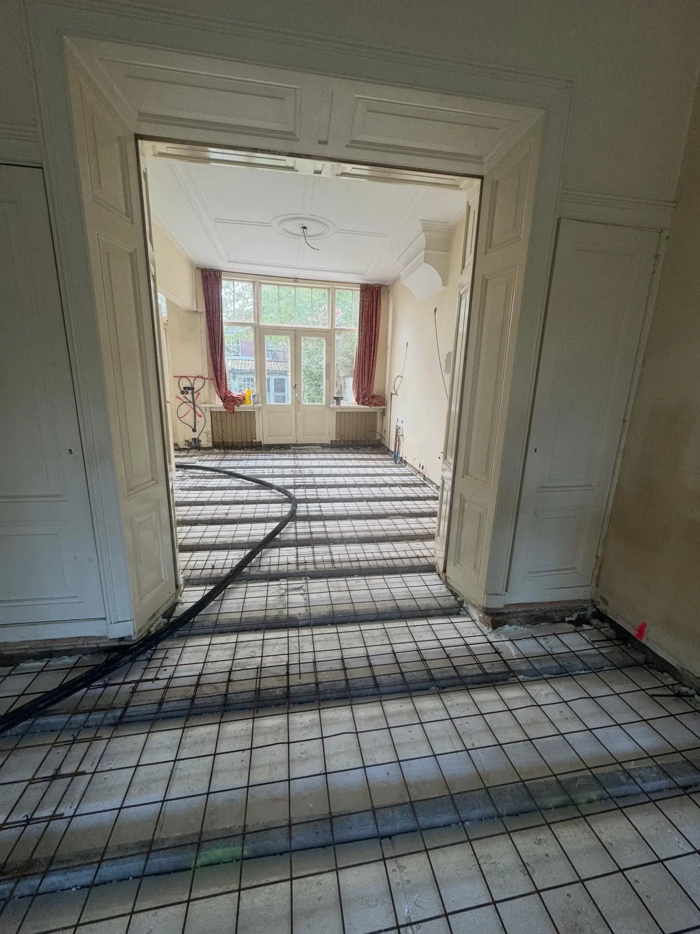 We hebben deze woning voorzien van een renovatie vloer van havebo. Zo n vloer bestaat uit betonnen liggers met piepschuim broodjes en wordt ook wel een broodjesvloer genoemd. Bovenop de broodjes wordt een betonnen druklaag gestort. Daarbovenop komt e