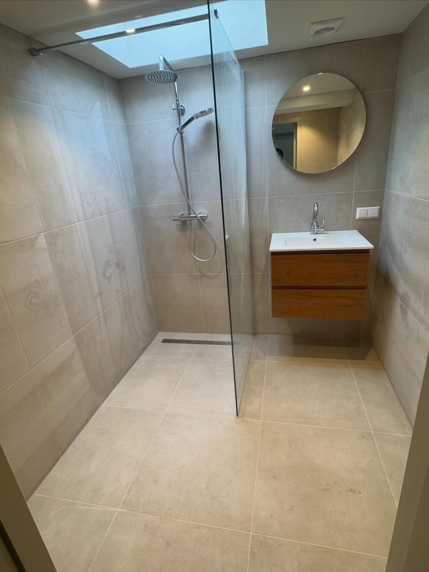 Badkamer met dakraam voor extra lichtinval. #badkameridee&euml;n #badkamerrenovatie #tegelen