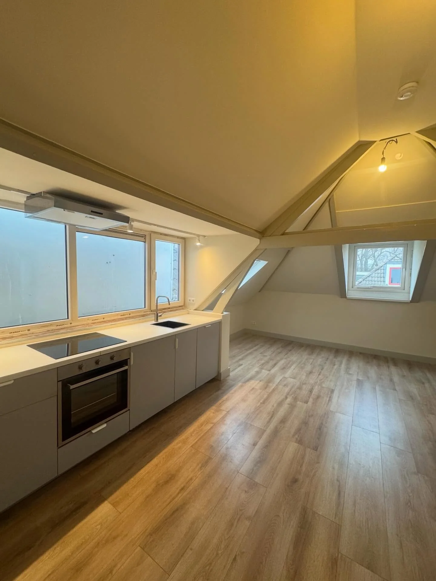 We hebben weer een mooi licht appartement opgeleverd voor de verhuur. Het appartement heeft een warmtepomp met vloerverwarming gekregen. We hebben zoveel mogelijk glas toegepast. Naast de voordeur is speciaal brandwerend glas gebruikt.  #vastgoed #ve
