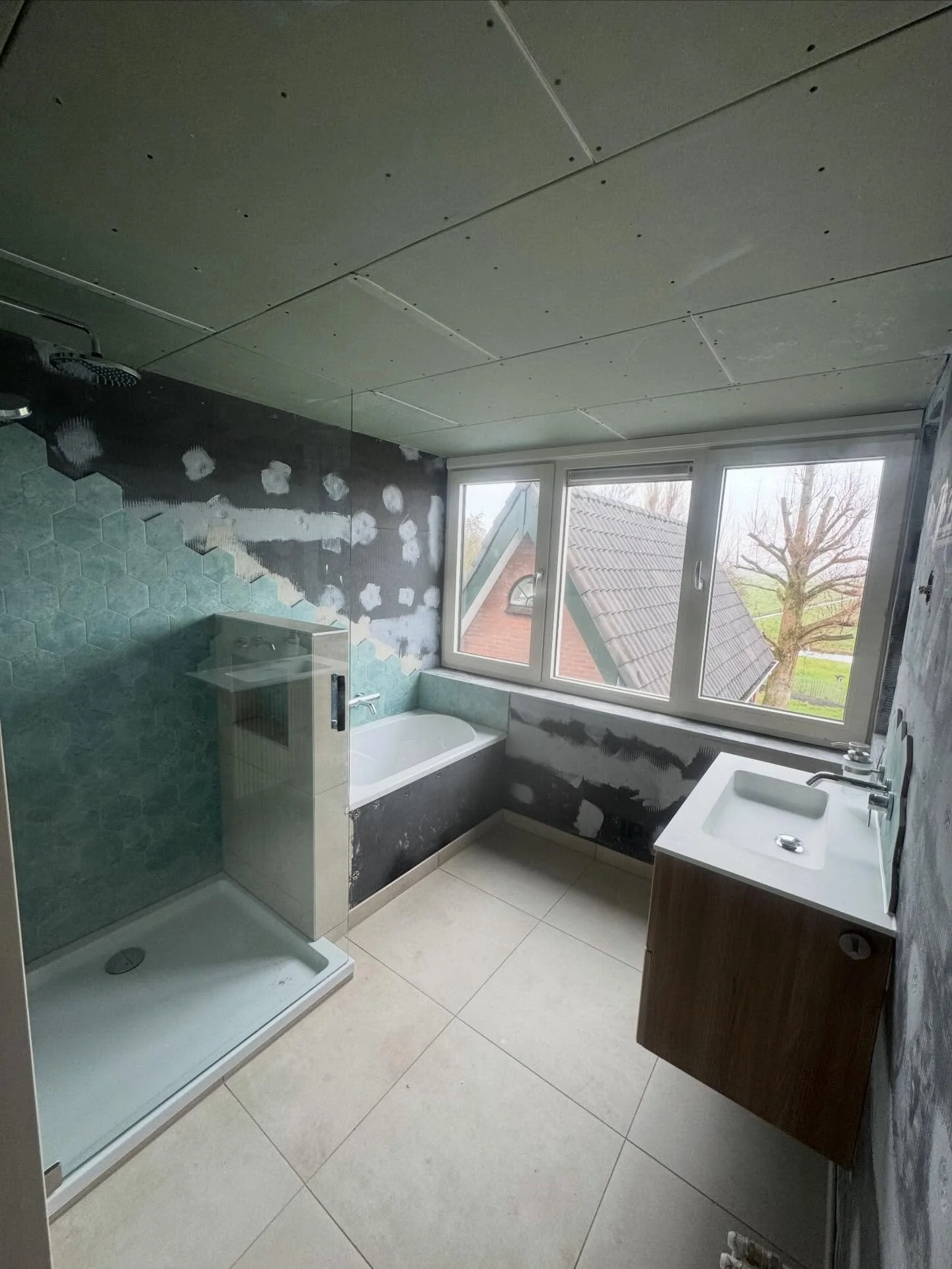 We hebben deze badkamer (voor zover mogelijk) opgeleverd. Klant verzorgt zelf het stucwerk en verder wandafwerking.