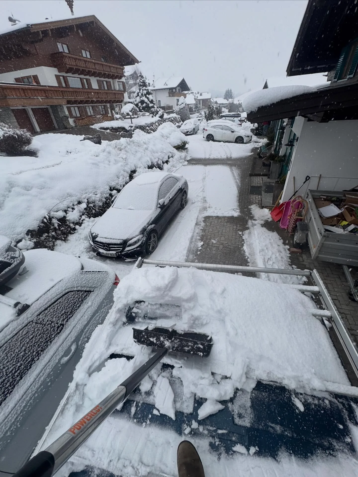 Die meter sneeuw van de bedrijfsbus halen. De vakantie zit er op. Maandag weer aan de slag.