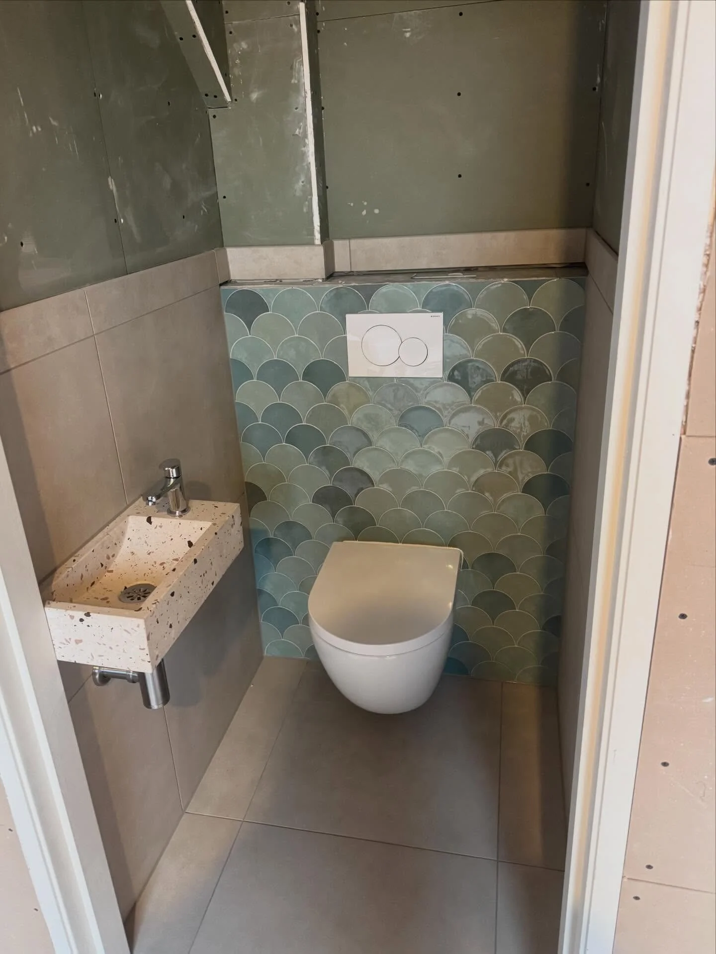 Nieuw toilet gemaakt. Klant stuct zelf en zorgt voor afwerking op het reservoir