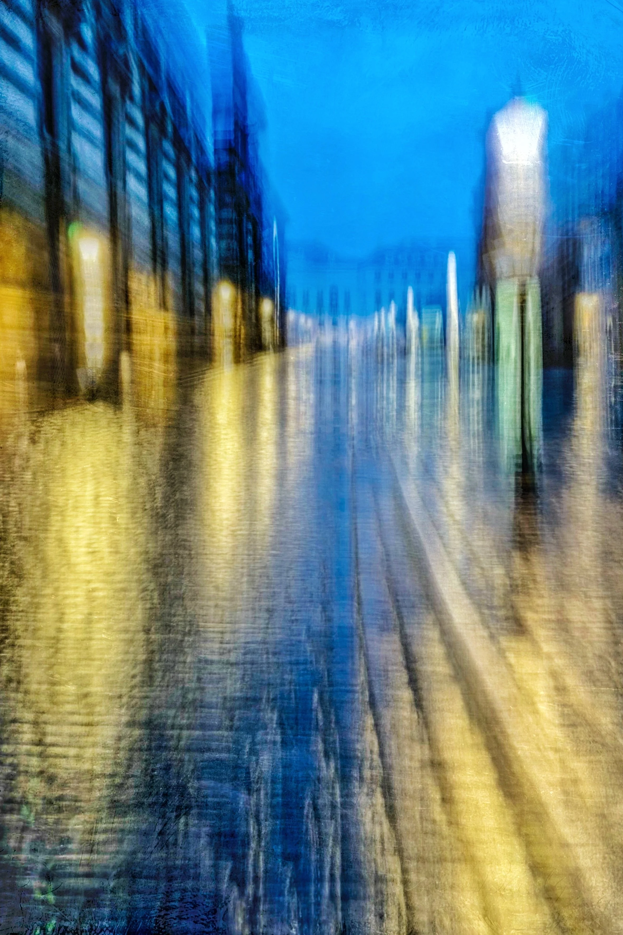 „Blaue Stunde am Albertinum“ / Dresden 2025 / Direktdruck auf Alu-Dibond im Artbox Rahmen schwarz / 75 × 50 cm (Außenmaß: 75,9 × 50,9 cm)