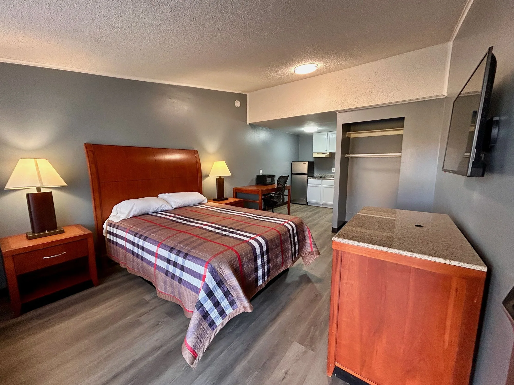 Executive Studio with queen bed, desk and kitchenette