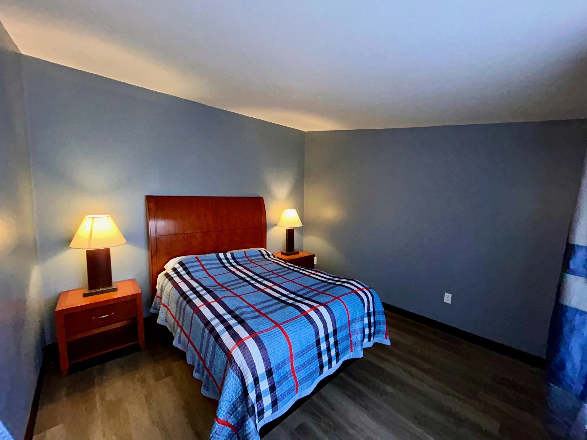 Suite bedroom with queen bed and nightstands