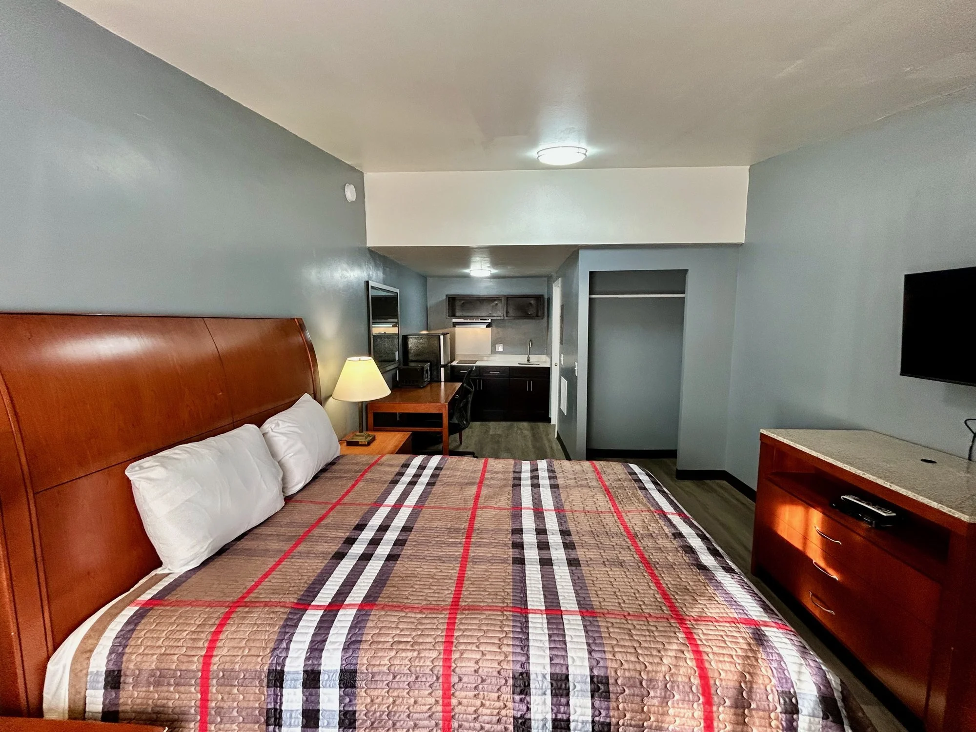 Premium Studio with queen bed and flat-screen TV