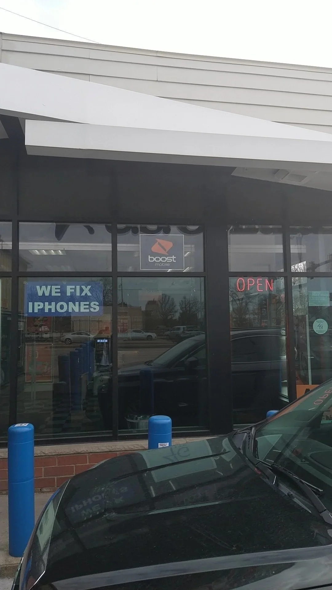 iFix & Cellular storefront on W Capitol Dr in