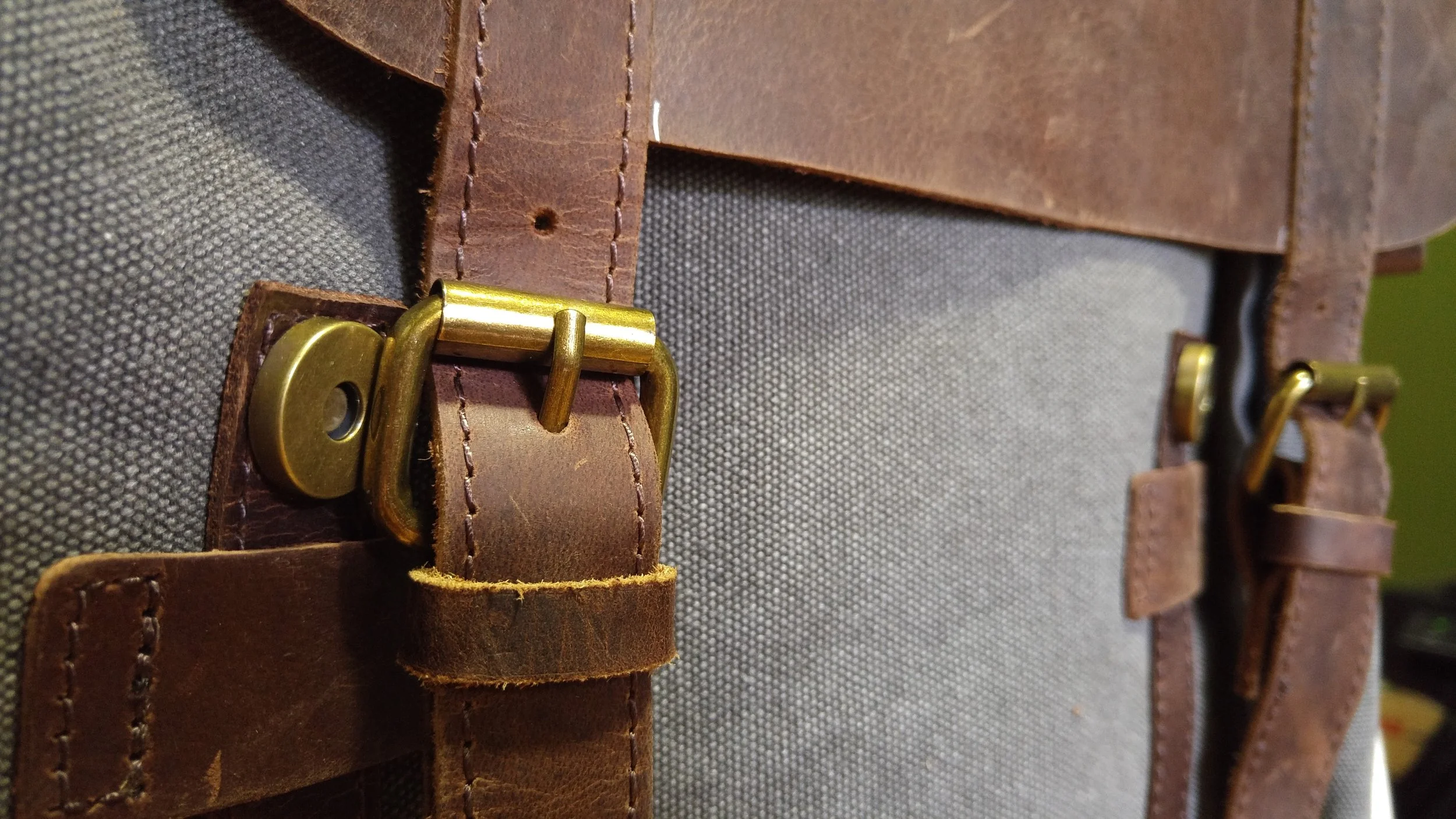Vintage style laptop and tablet messenger bags