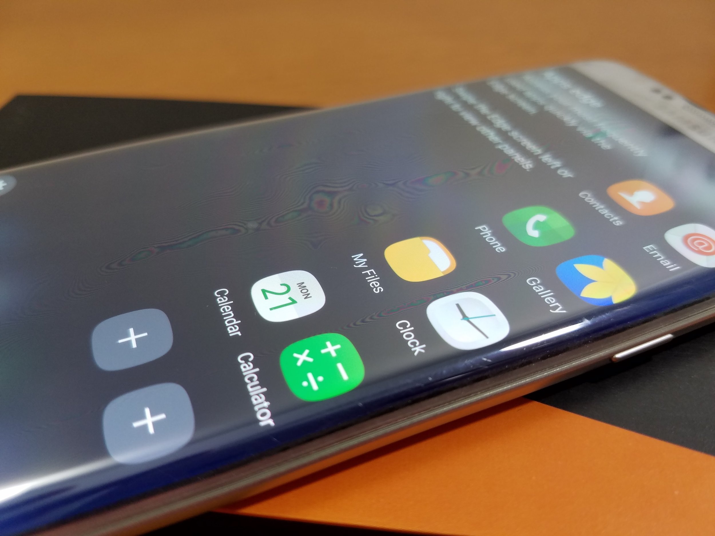 How to install a tempered glass screen protector on a Galaxy S7 Edge