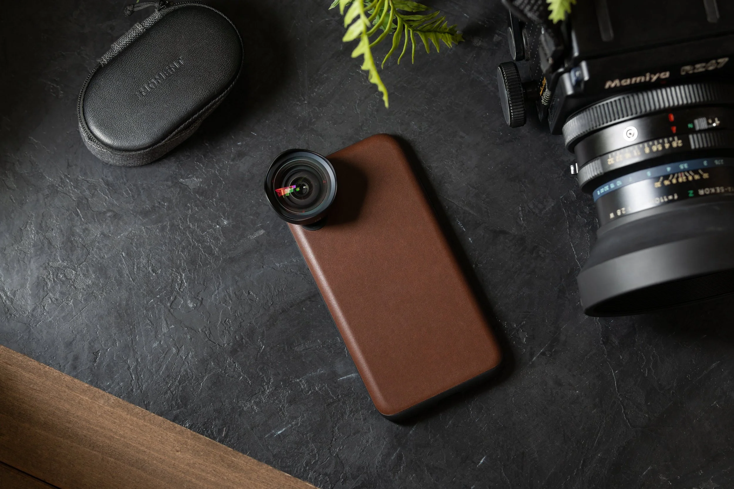 NEW NOMAD rugged leather case for Moment Lens