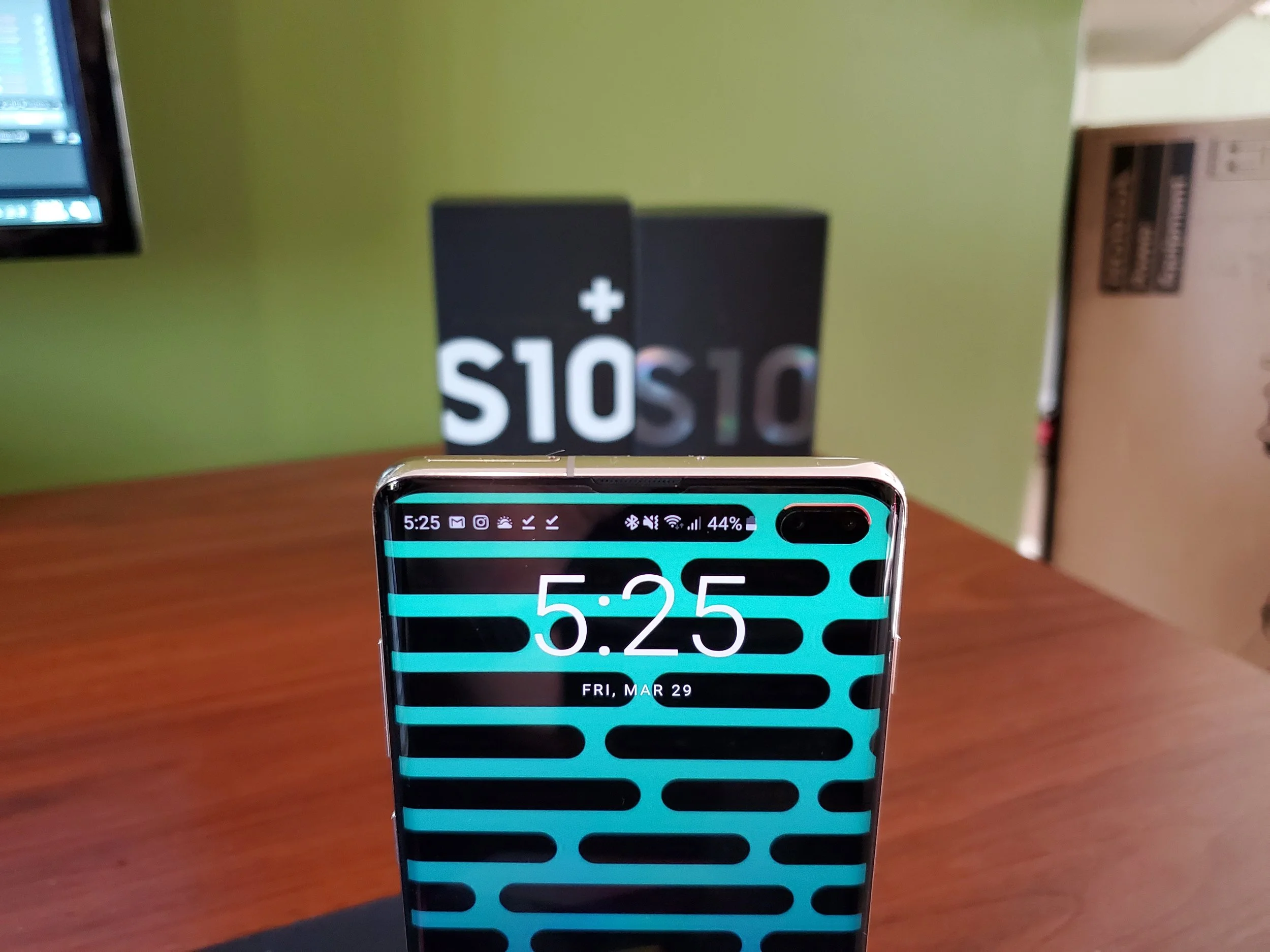 How To Customize Galaxy S10 and S10 Plus Hole Punch Display! - Energy Ring App