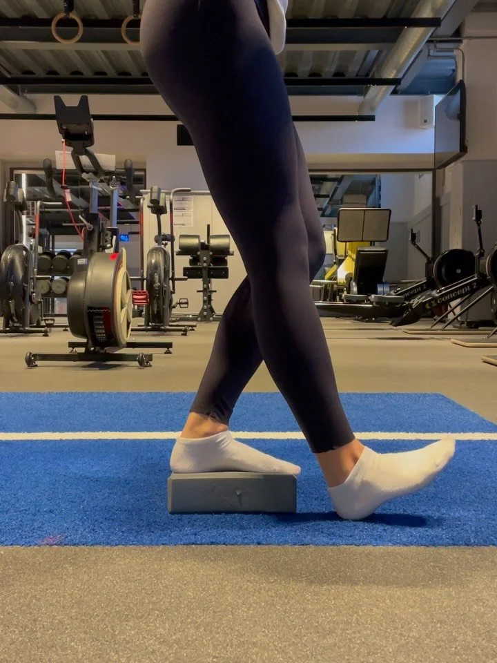 ANKLE STRENGTH &amp; STABILITY 🦶➡️

Focusing on ankle flexion strength using the yoga block helps build control, stability and mobility. Essential for runners, dancers and field-sport athletes to improve balance, movement efficiency and ankle resili