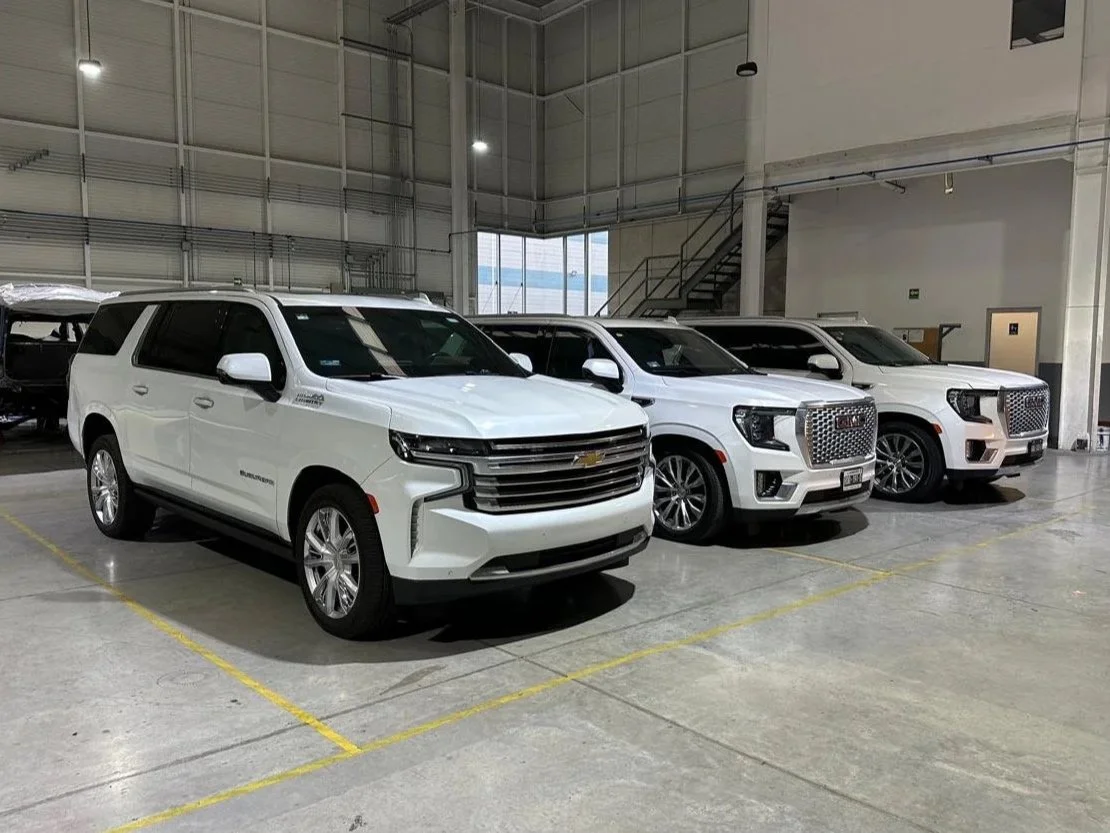 Alineación de camionetas SUV blindadas.