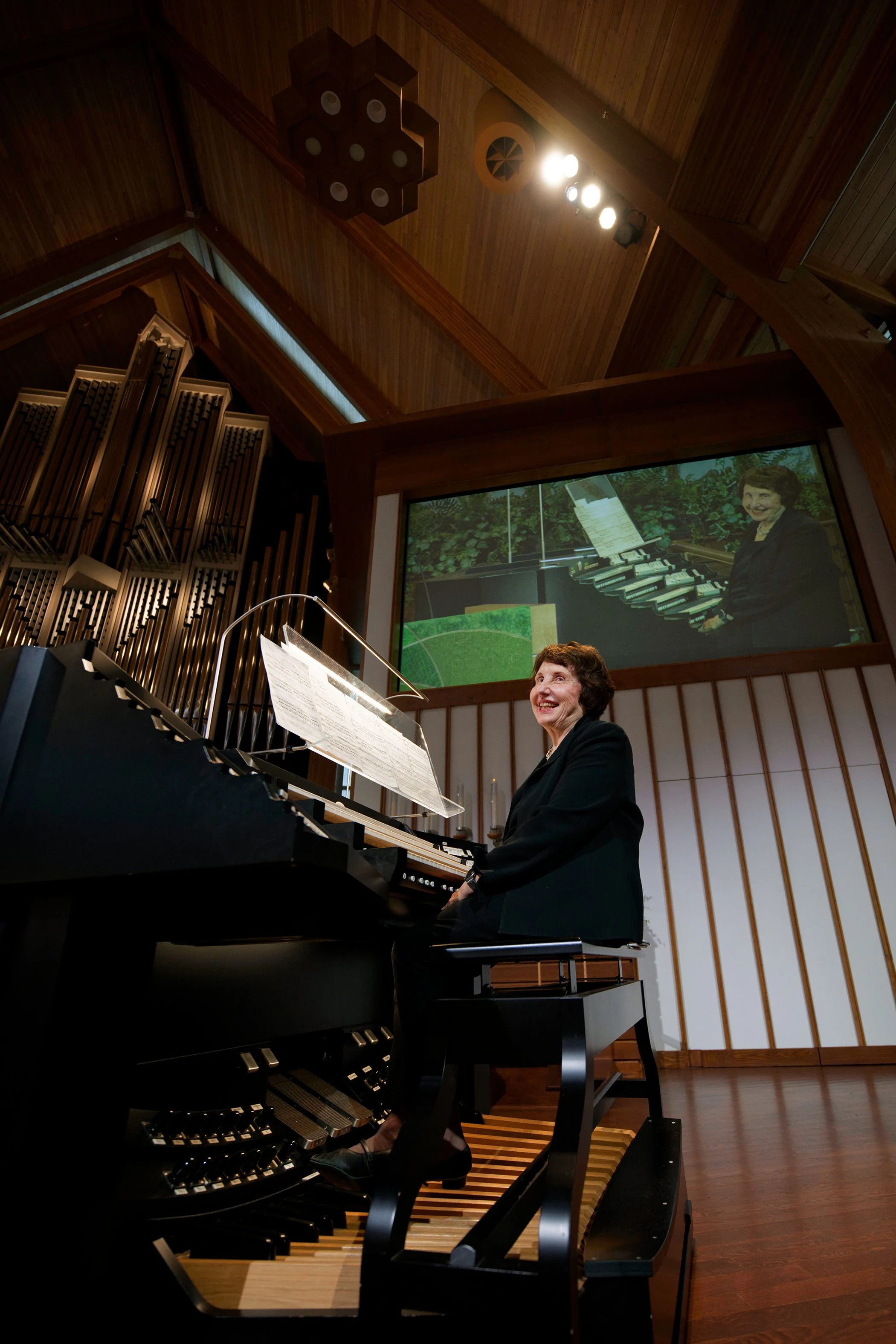 SOLI - Following her Postlude, May Schwarz receives hearty applause from the audience.